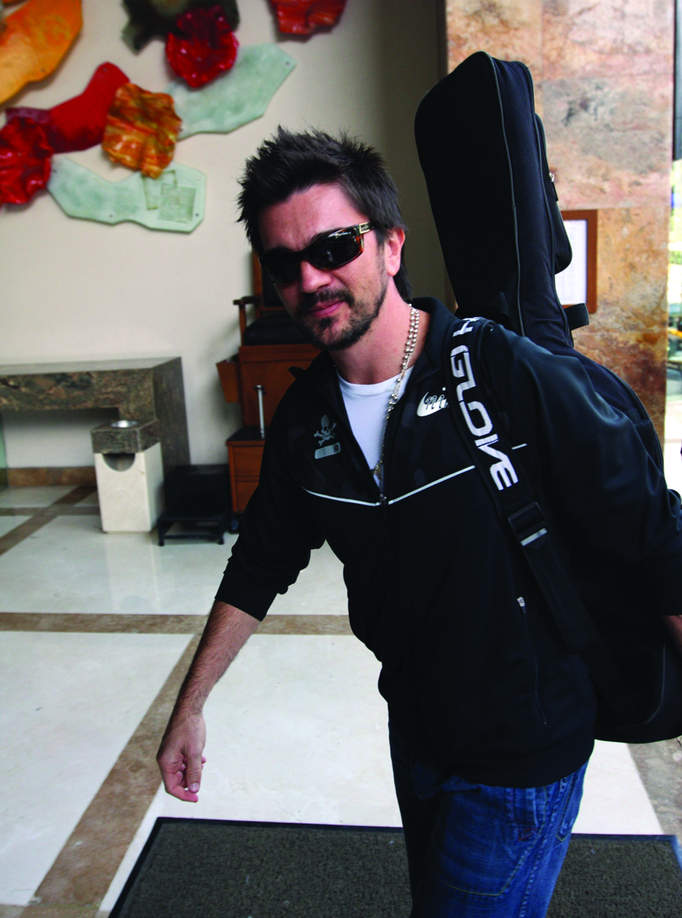 &iexcl;Olv&iacute;dense de la maldita pol&iacute;tica!.- Juanes