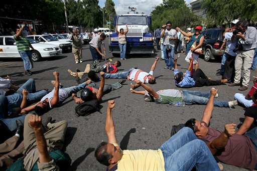 Zelaya: "Hay brutal represi&oacute;n"