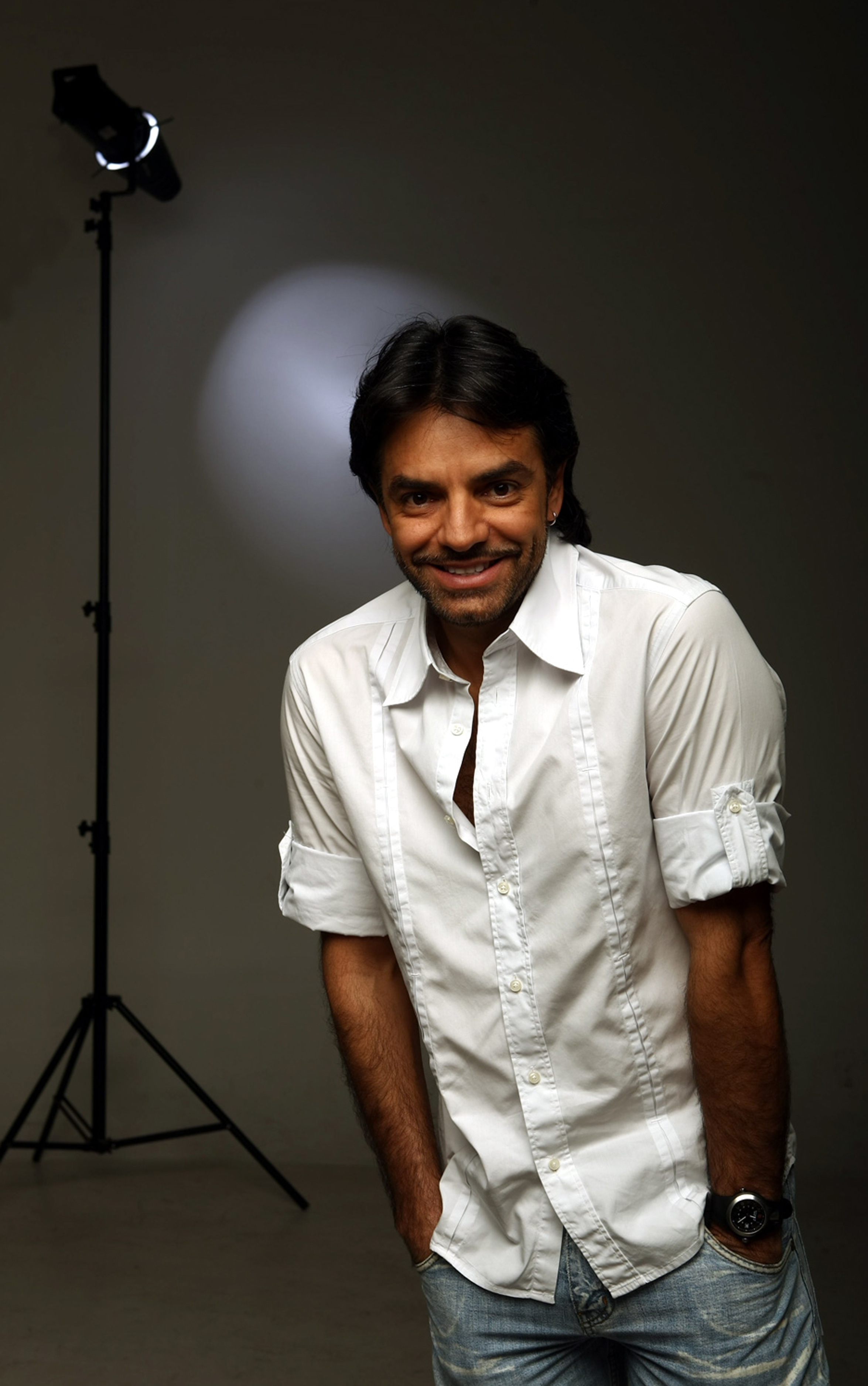 Produce Derbez 'canal' para cuestionar a medios