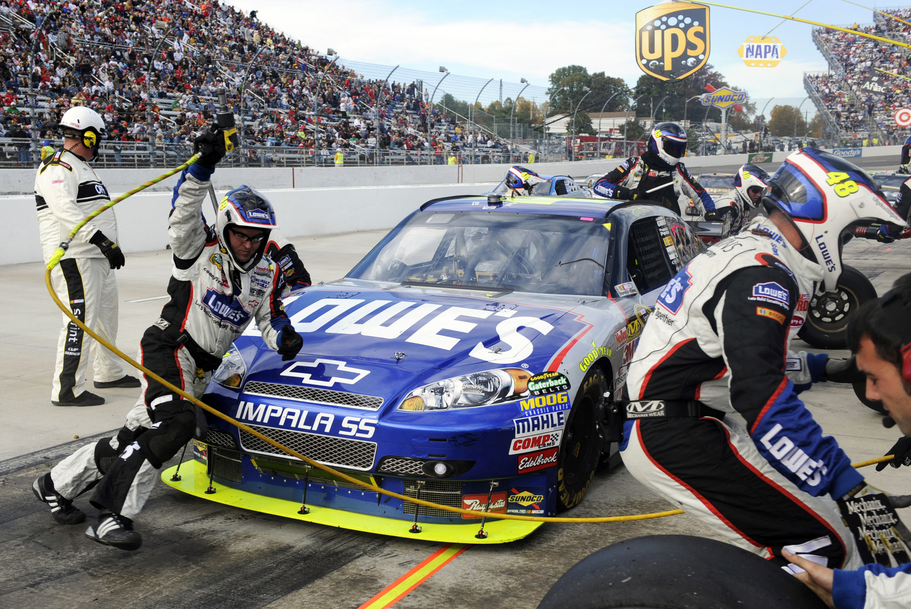 Jimmie Johnson sigue firme