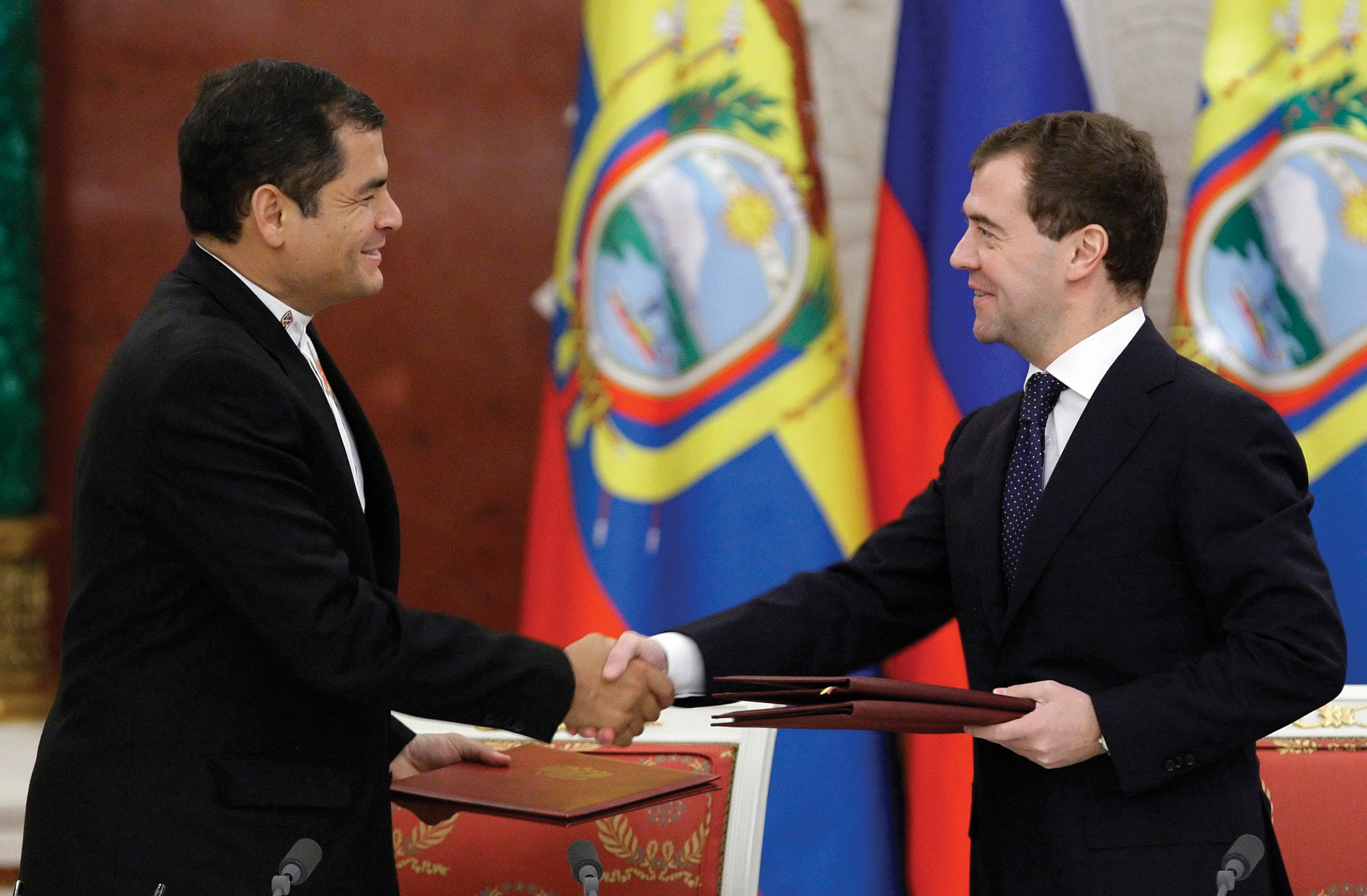 Ecuador y Rusia firman acuerdo sobre armas y energ&eacute;ticos