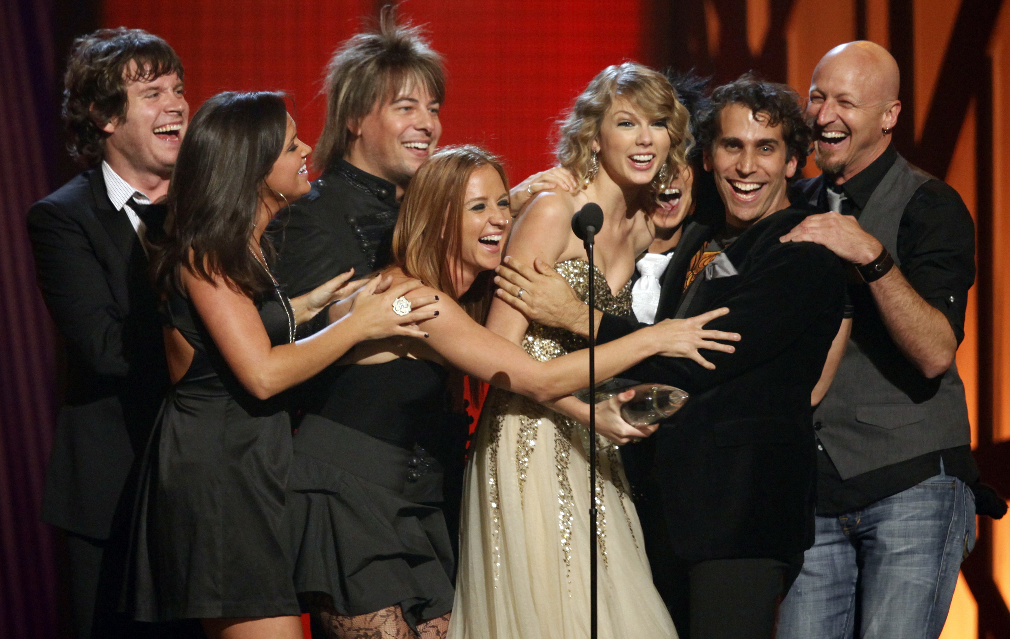 Taylor Swift gana premio CMA a la artista del entretenimiento