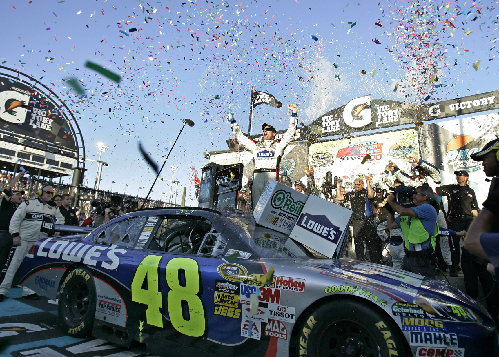 Johnson acaricia cetro Nascar