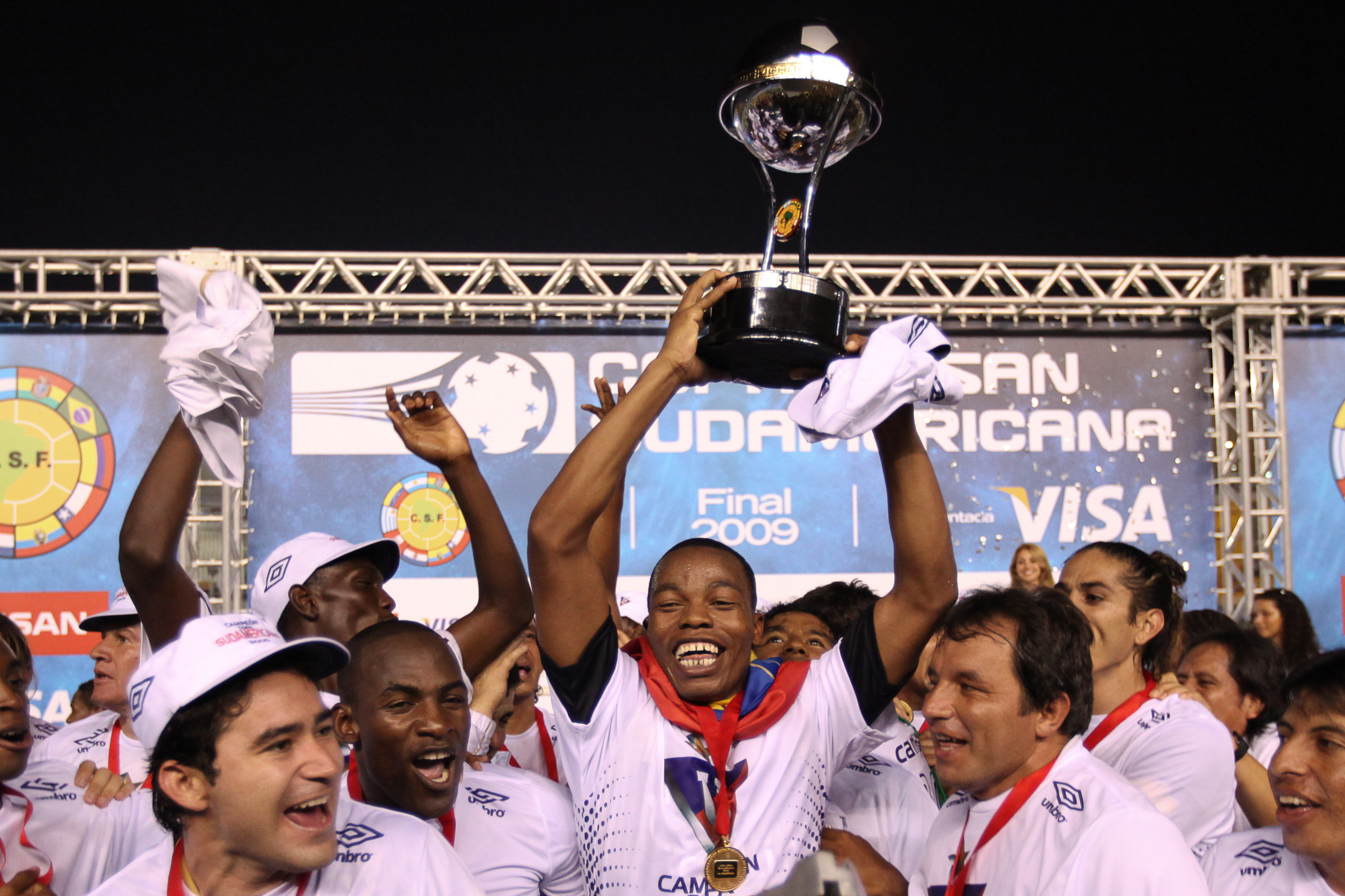 Liga sufre, pero se corona ante Fluminense