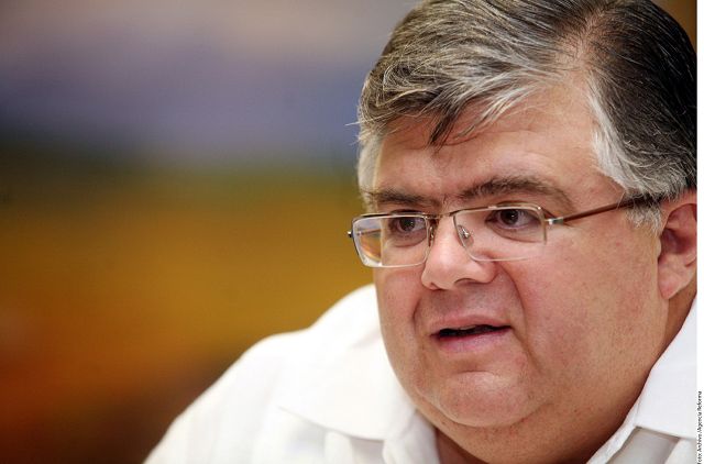 Postula FCH a Carstens para Banxico