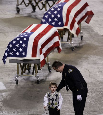 Honran a polic&iacute;as ca&iacute;dos