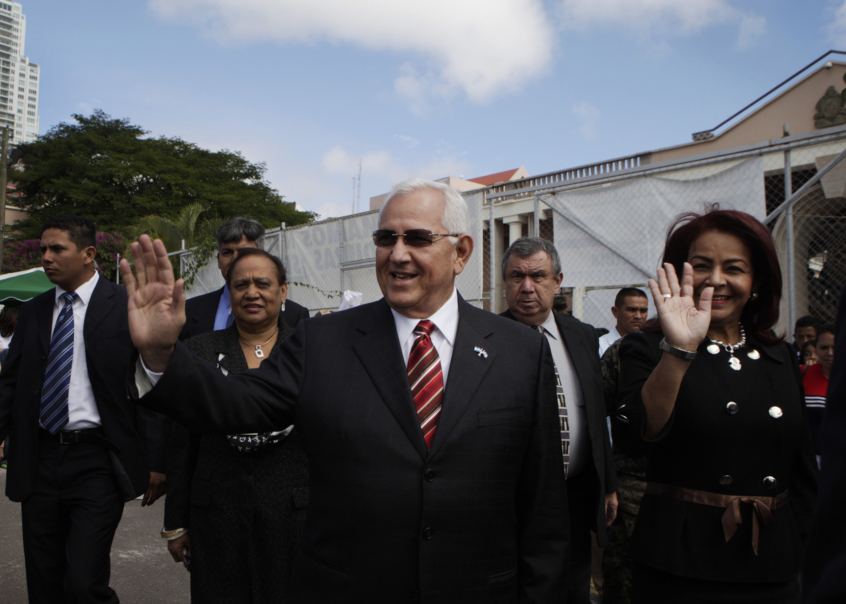 Lobo apoya salida del poder de Micheletti