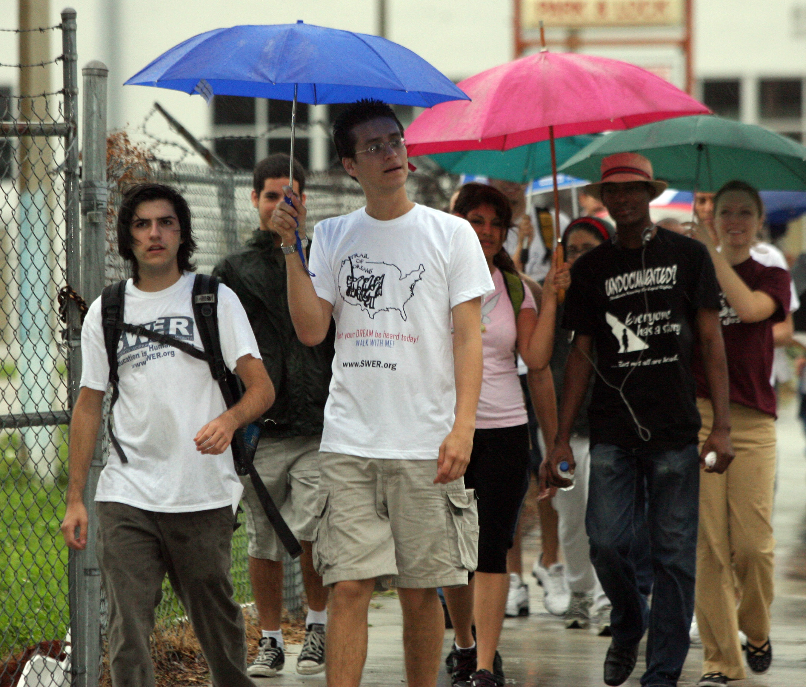 J&oacute;venes caminan por reforma