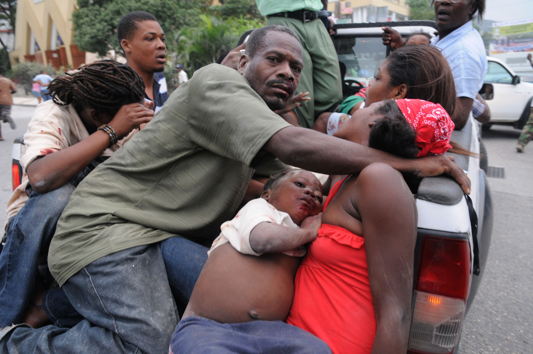 Estiman miles de muertos por sismo