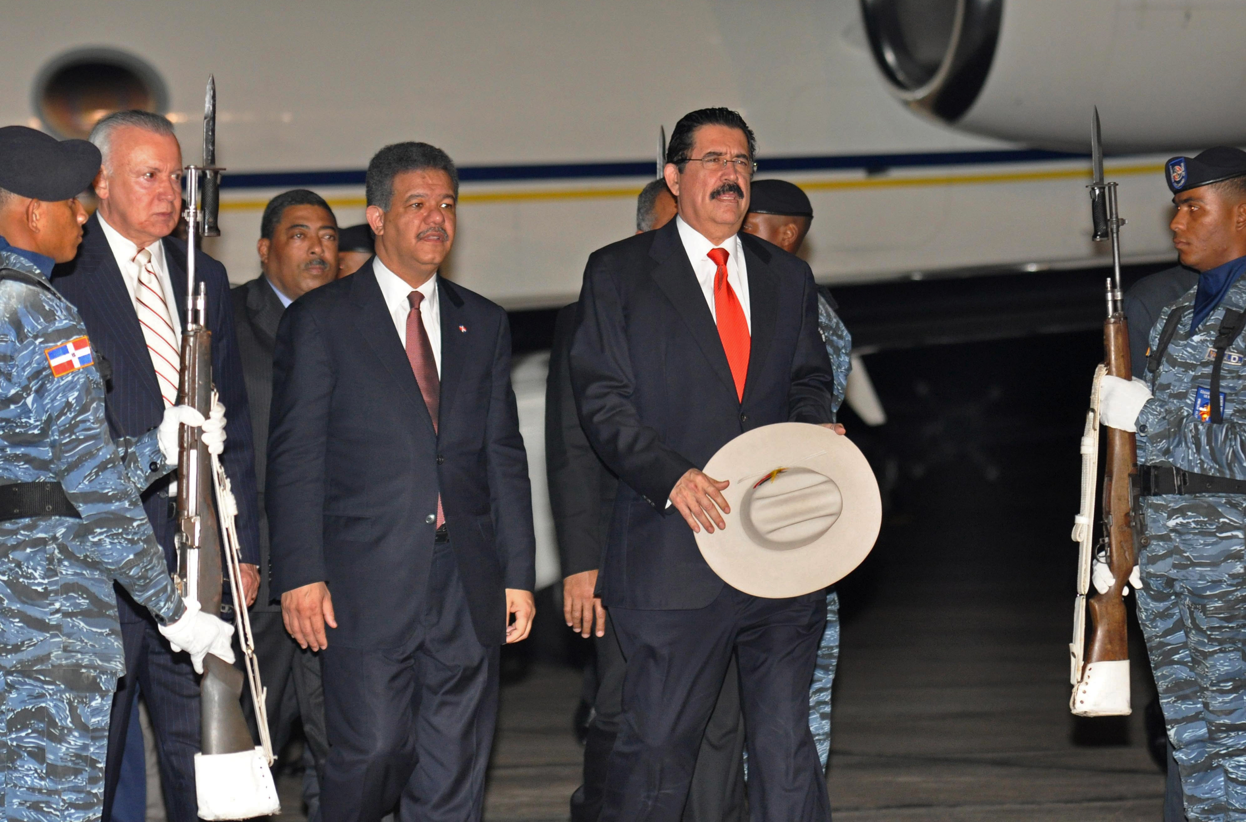 Termina un cap&iacute;tulo, Zelaya sale de Honduras