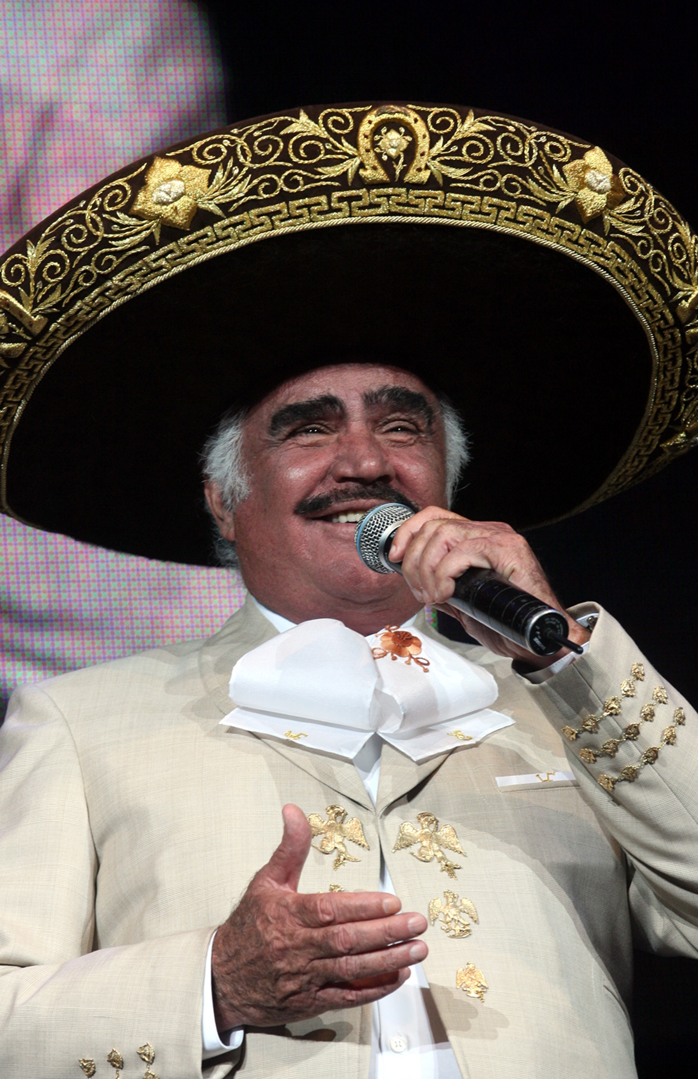 Don Chente canta para regios