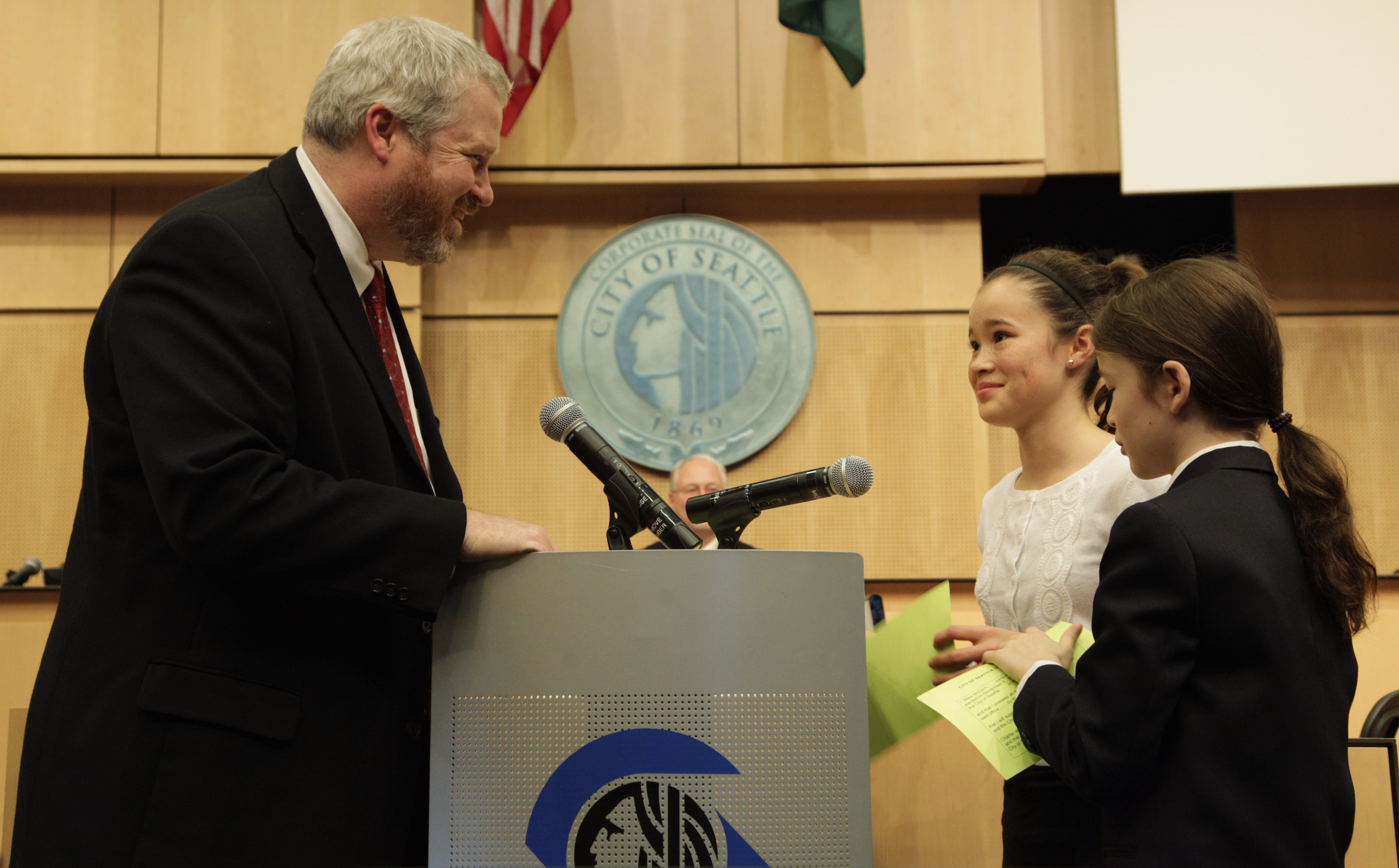 Alcalde de Seattle demora recortes de personal.