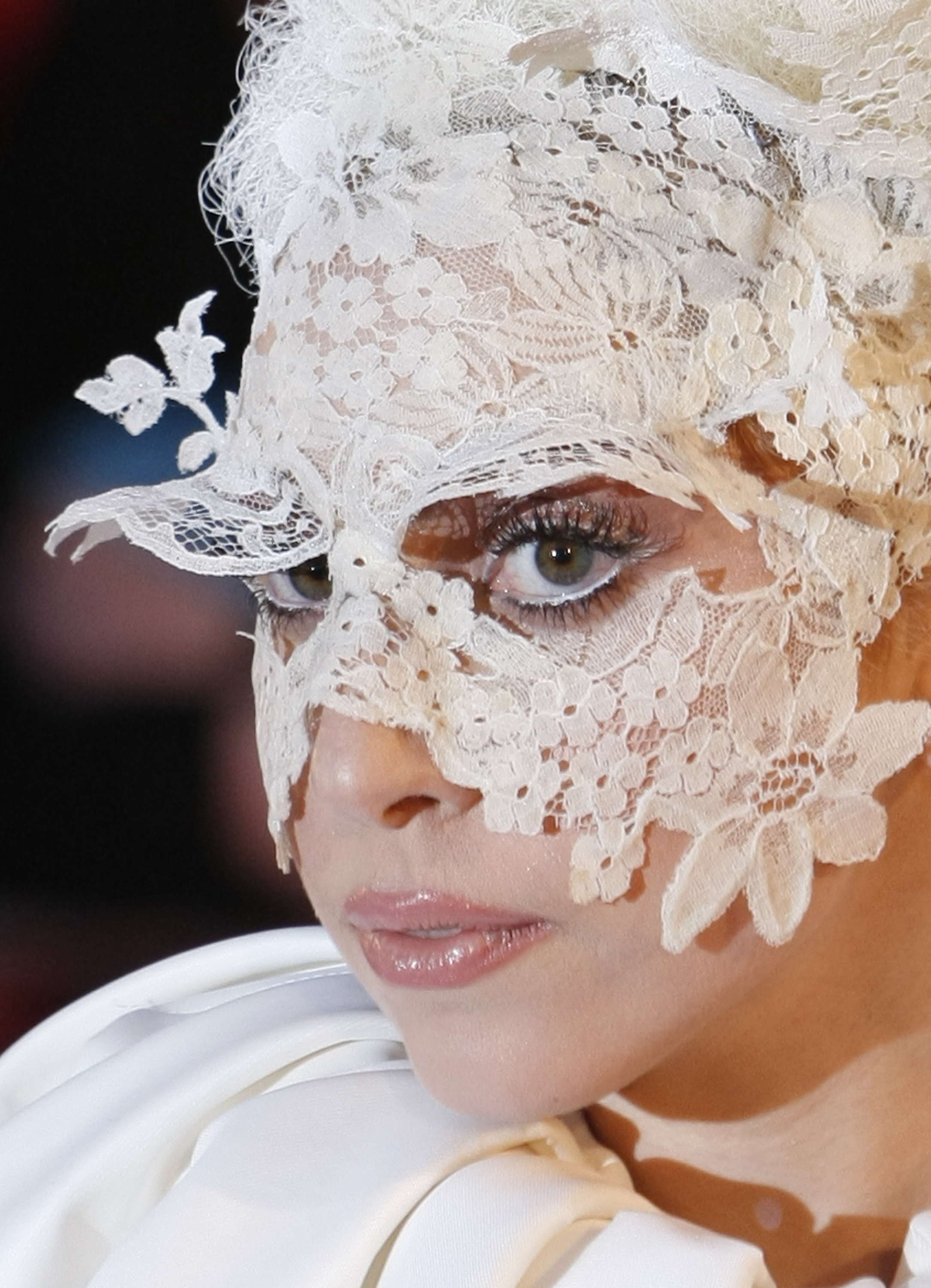 Lady Gaga solloza al arrasar con premios Brit