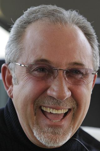 Celebridades cantan “We are the World” en espa&ntilde;ol