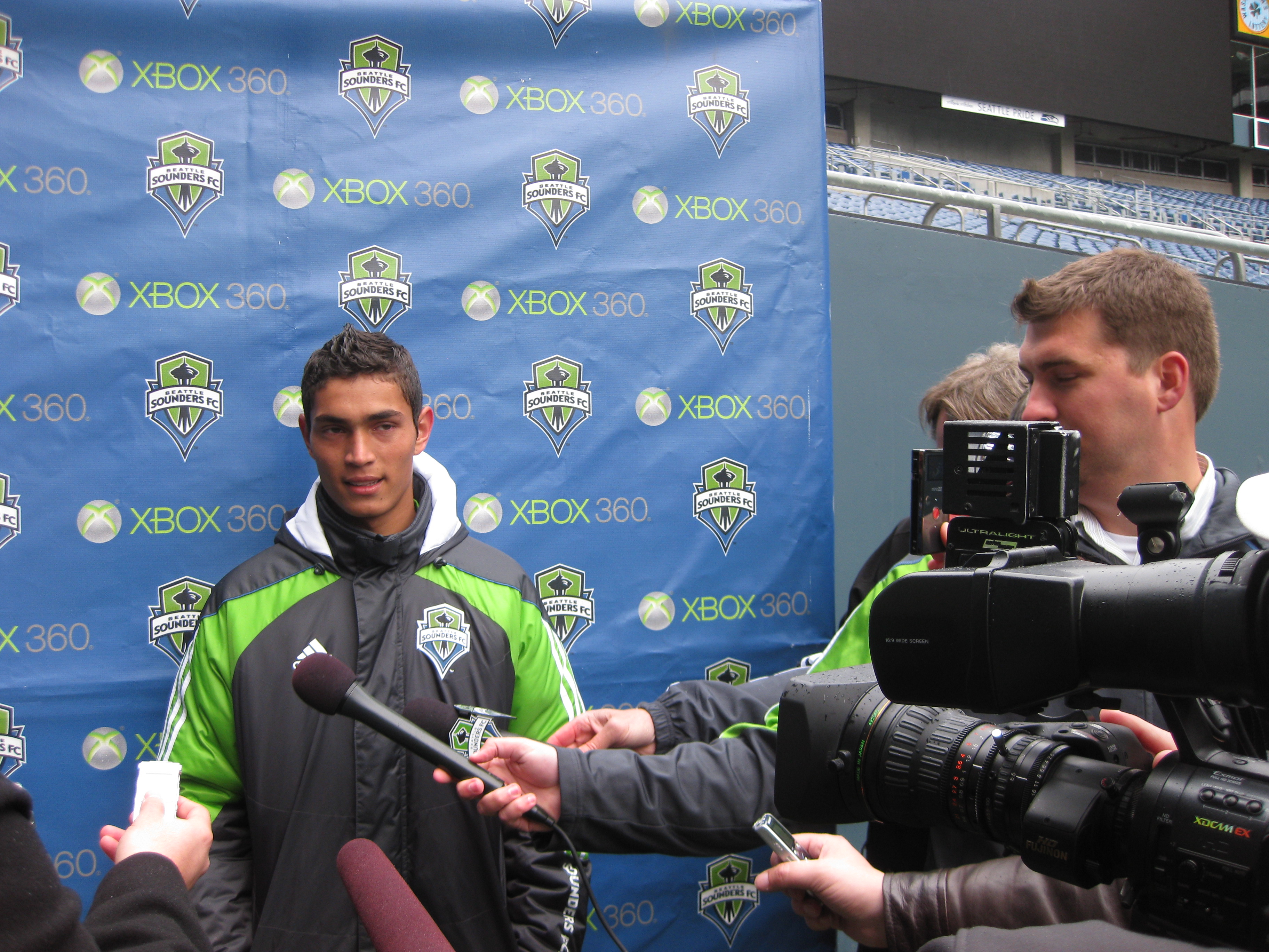 Entre sonrisas se integr&oacute; Miguel Monta&ntilde;o al Sounders