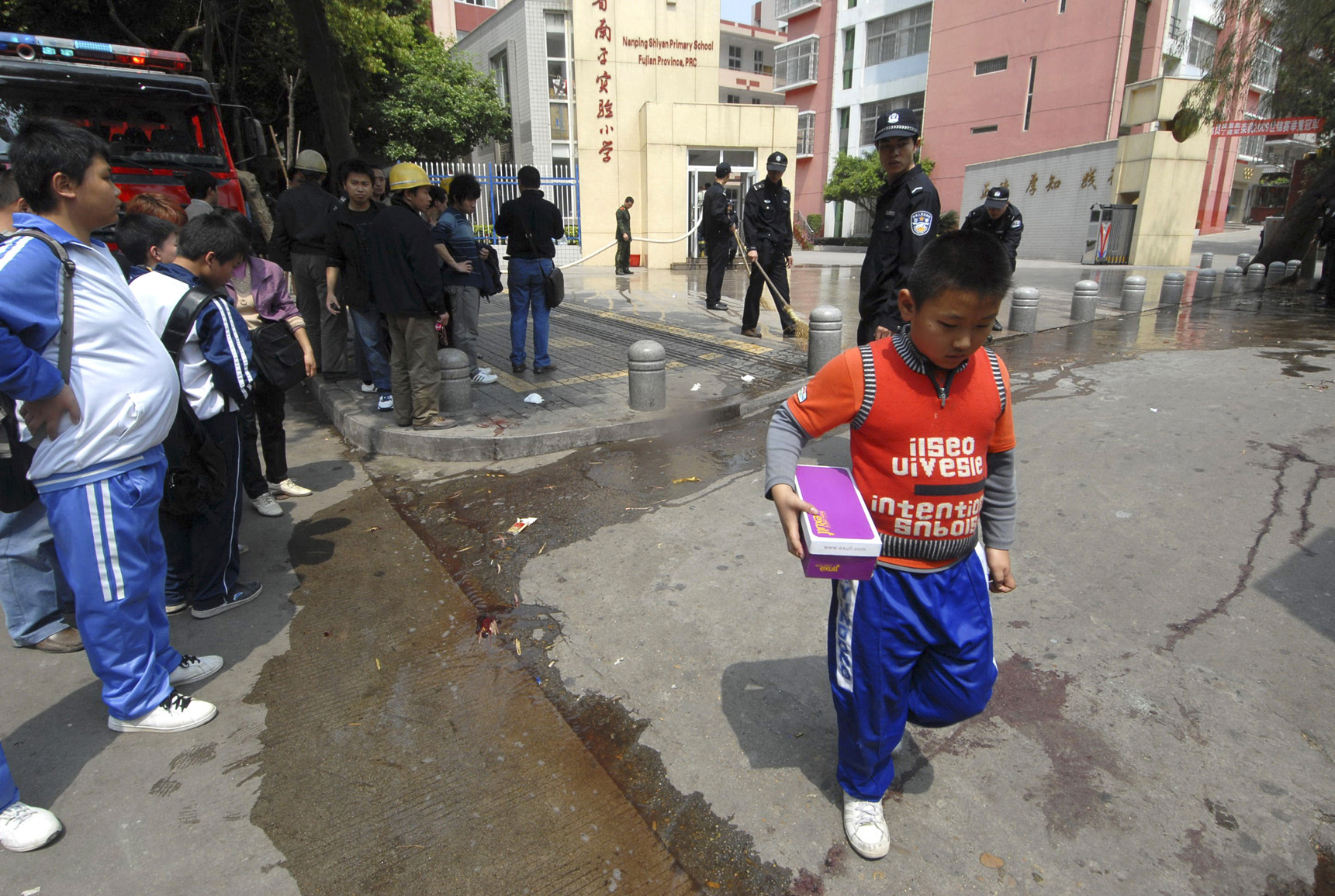 Matan a pu&ntilde;alas a ocho ni&ntilde;os