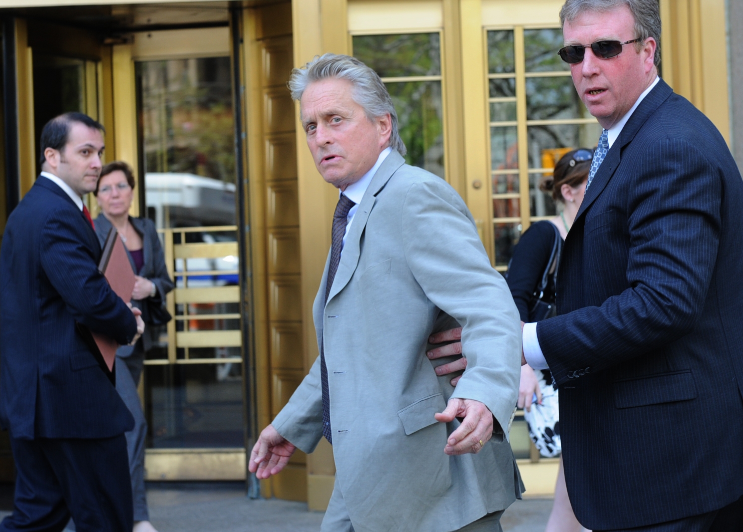 Michael Douglas pide indulgencia para su hijo
