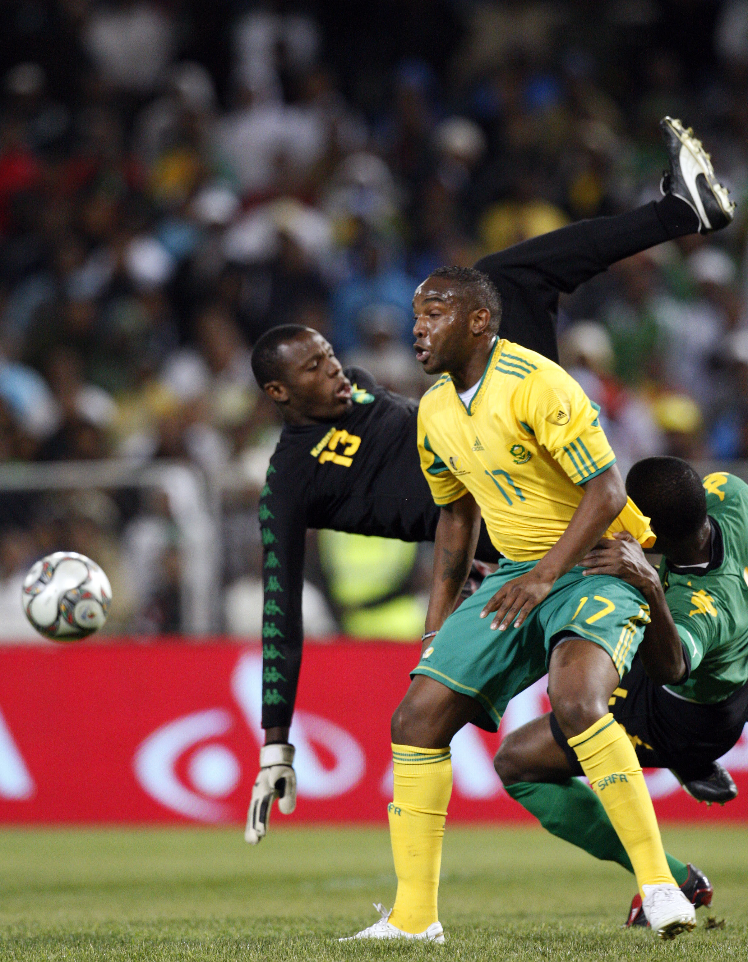 Sud&aacute;frica sufre frente al arco