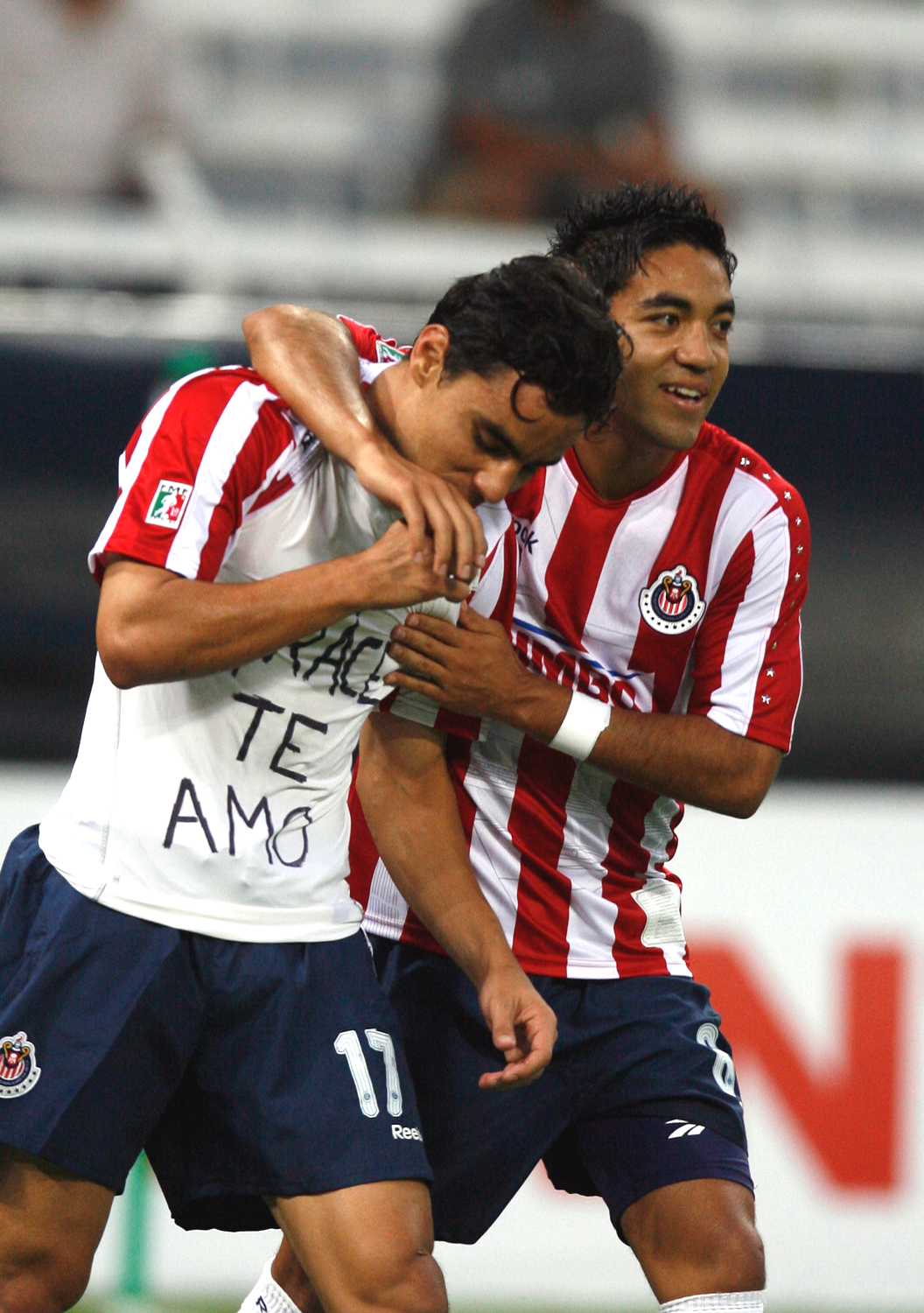 &iexcl;Ponen Chivas un pi&eacute;!