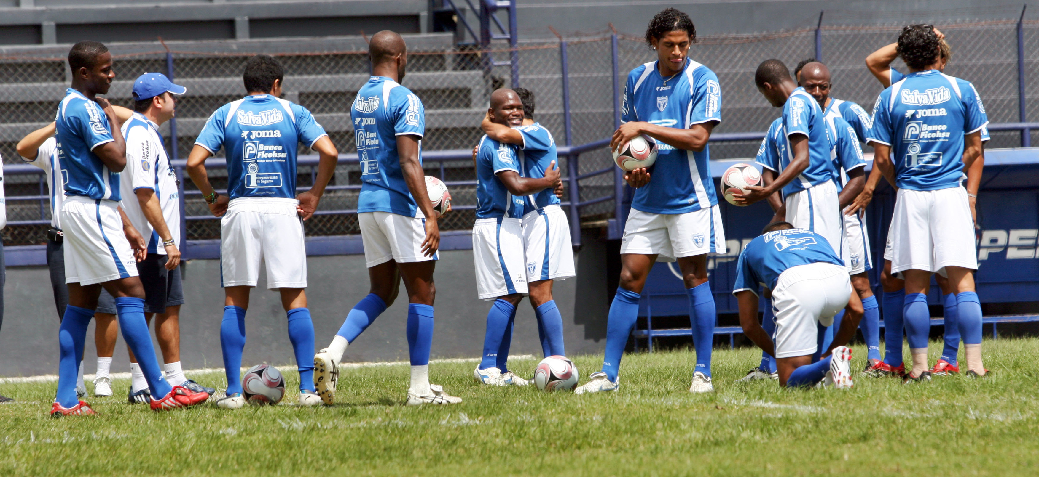 Georgie v&aacute;, Carlo no