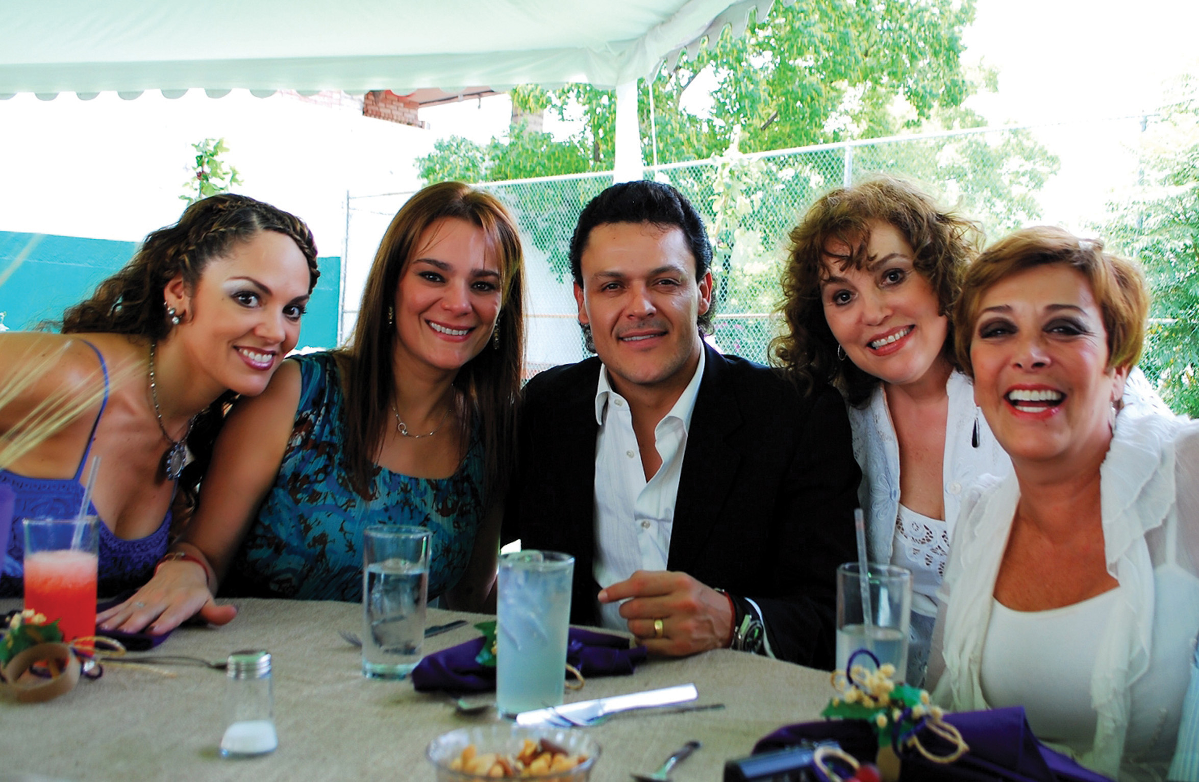 Pedro Fern&aacute;ndez devuelve favor a su comadre