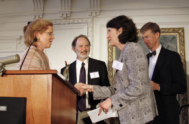 Recompensan por ayudar al inmigrante