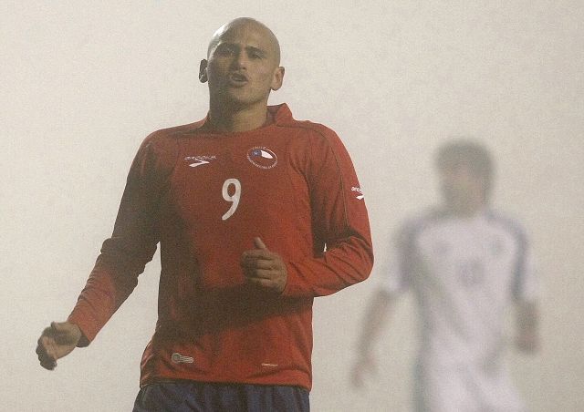 Lesi&oacute;n de Suazo preocupa a chilenos