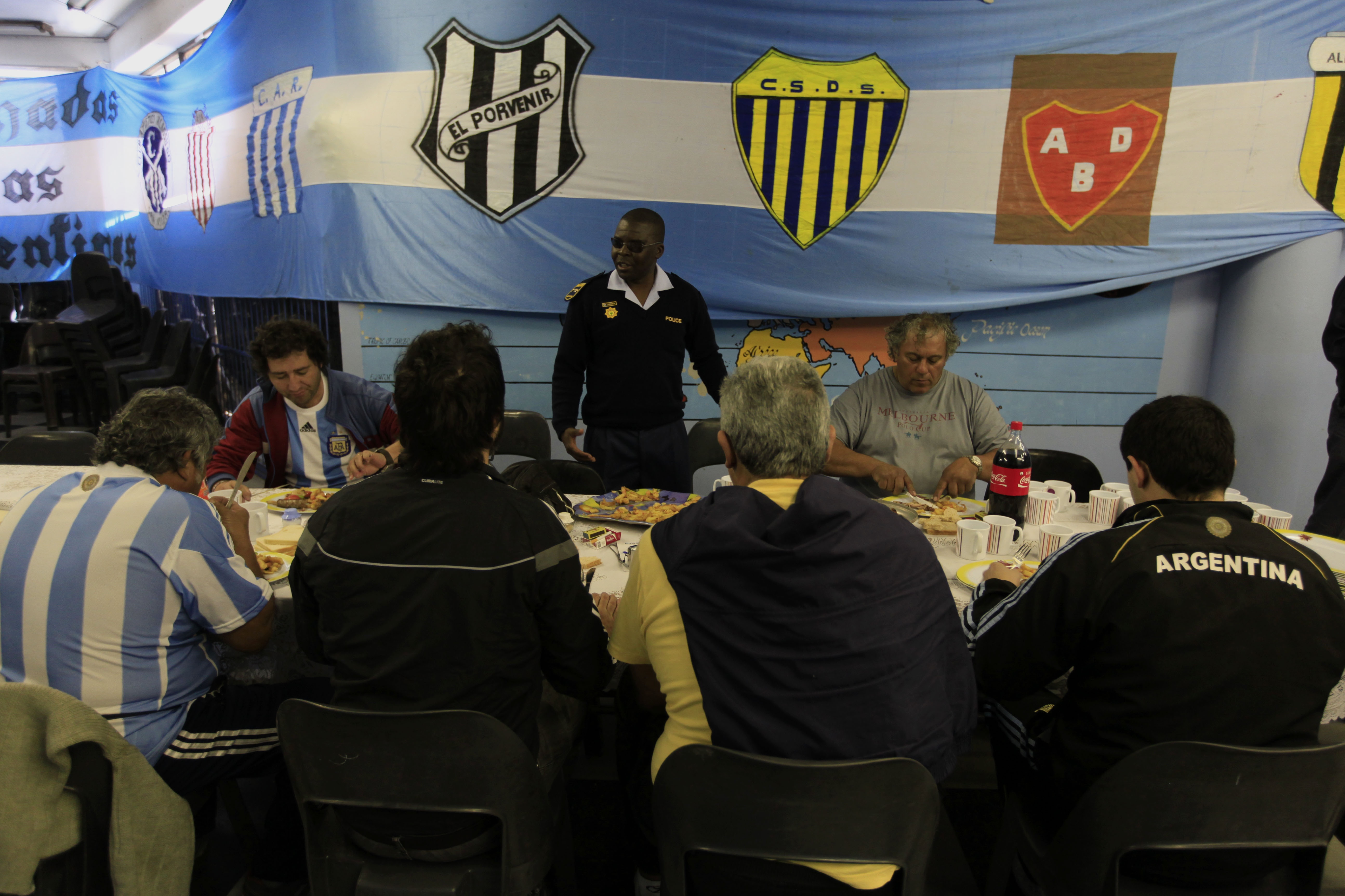 Polic&iacute;a deporta 10 miembros de "Barras Bravas" Argentinas