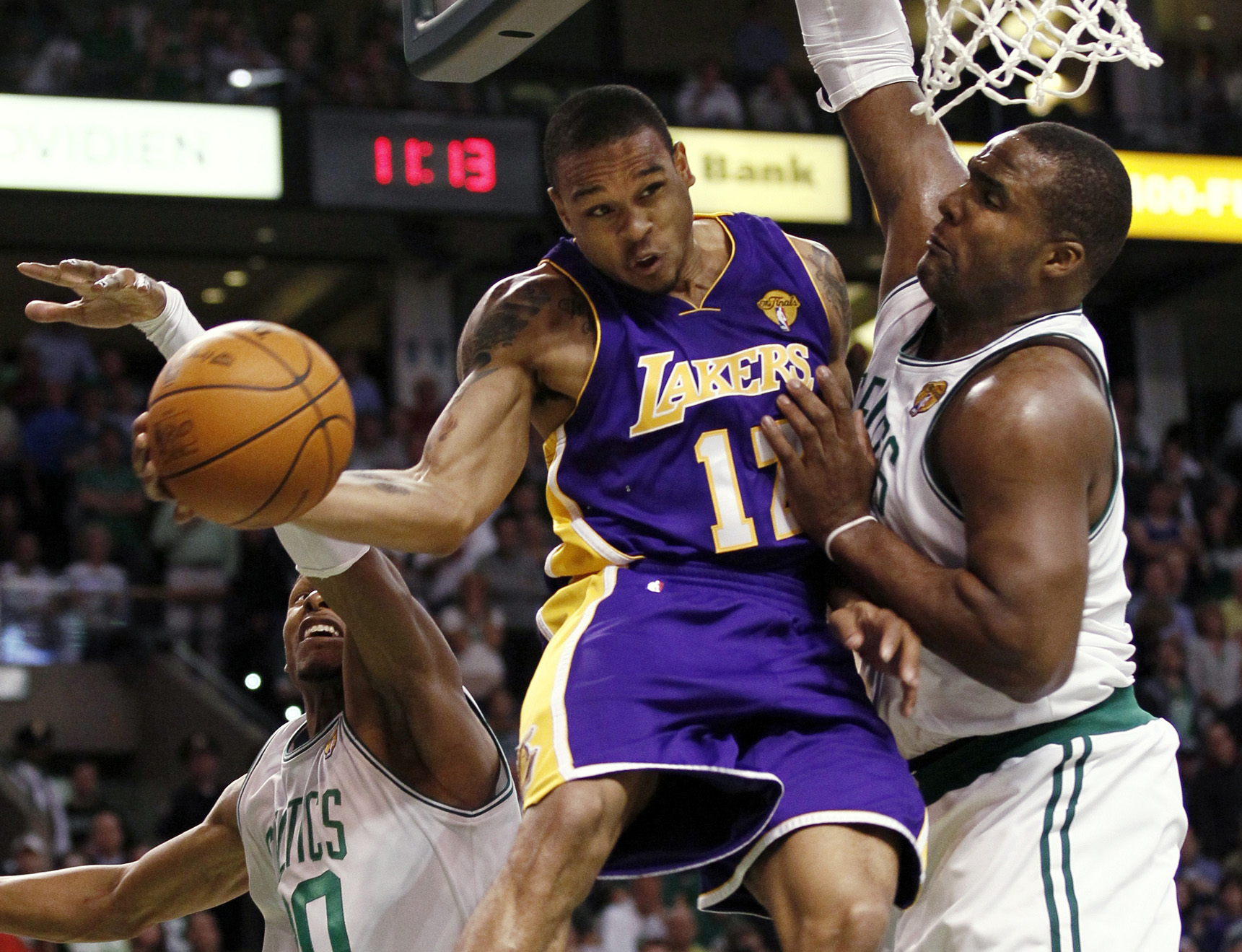 Lakers obtienen ventaja sobre Celtics