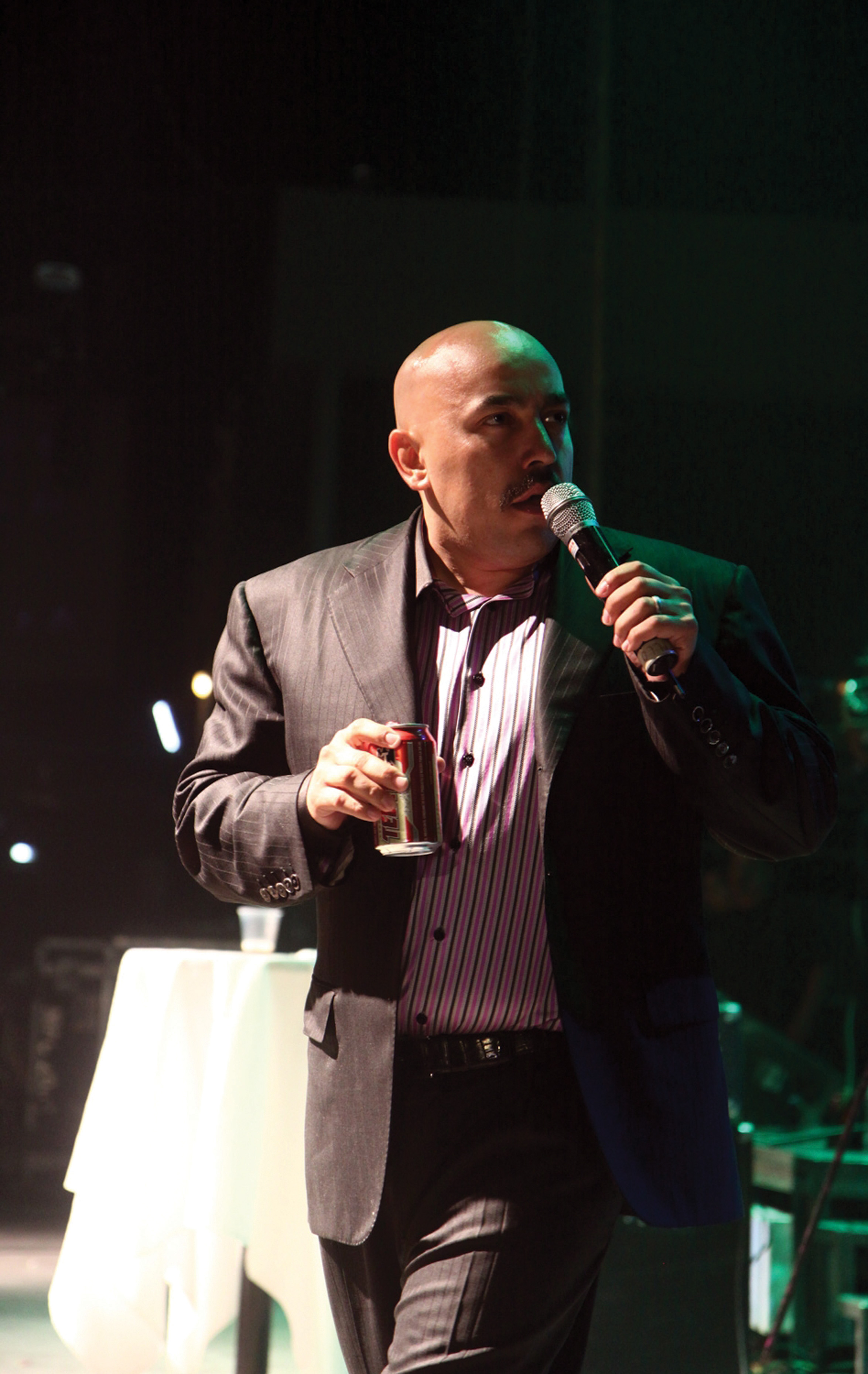 Llega Lupillo tarde, pero prende a regios