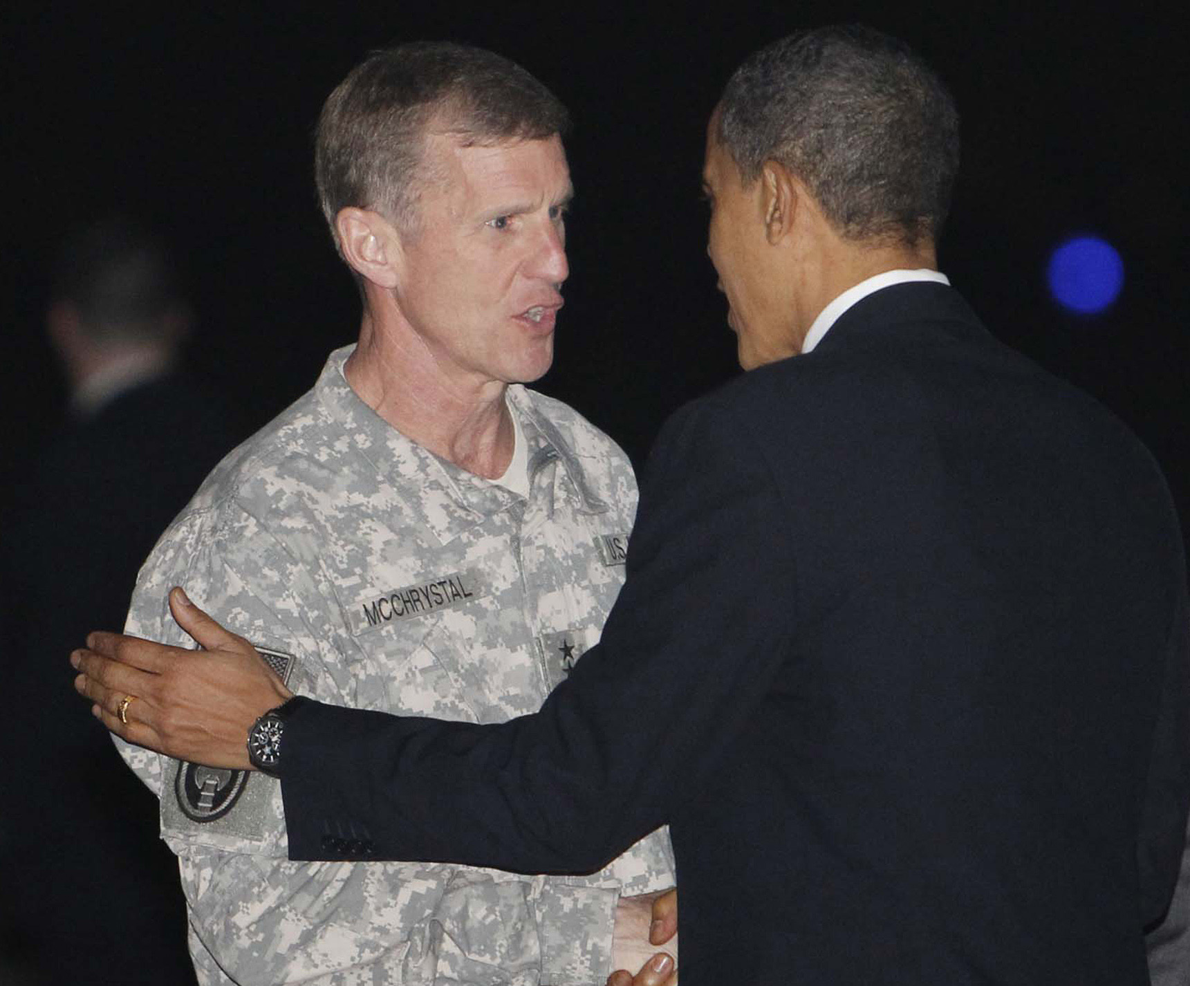 Obama destituye comandante