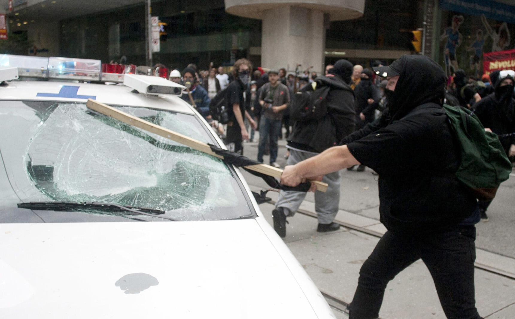 Cientos arrestados por disturbios