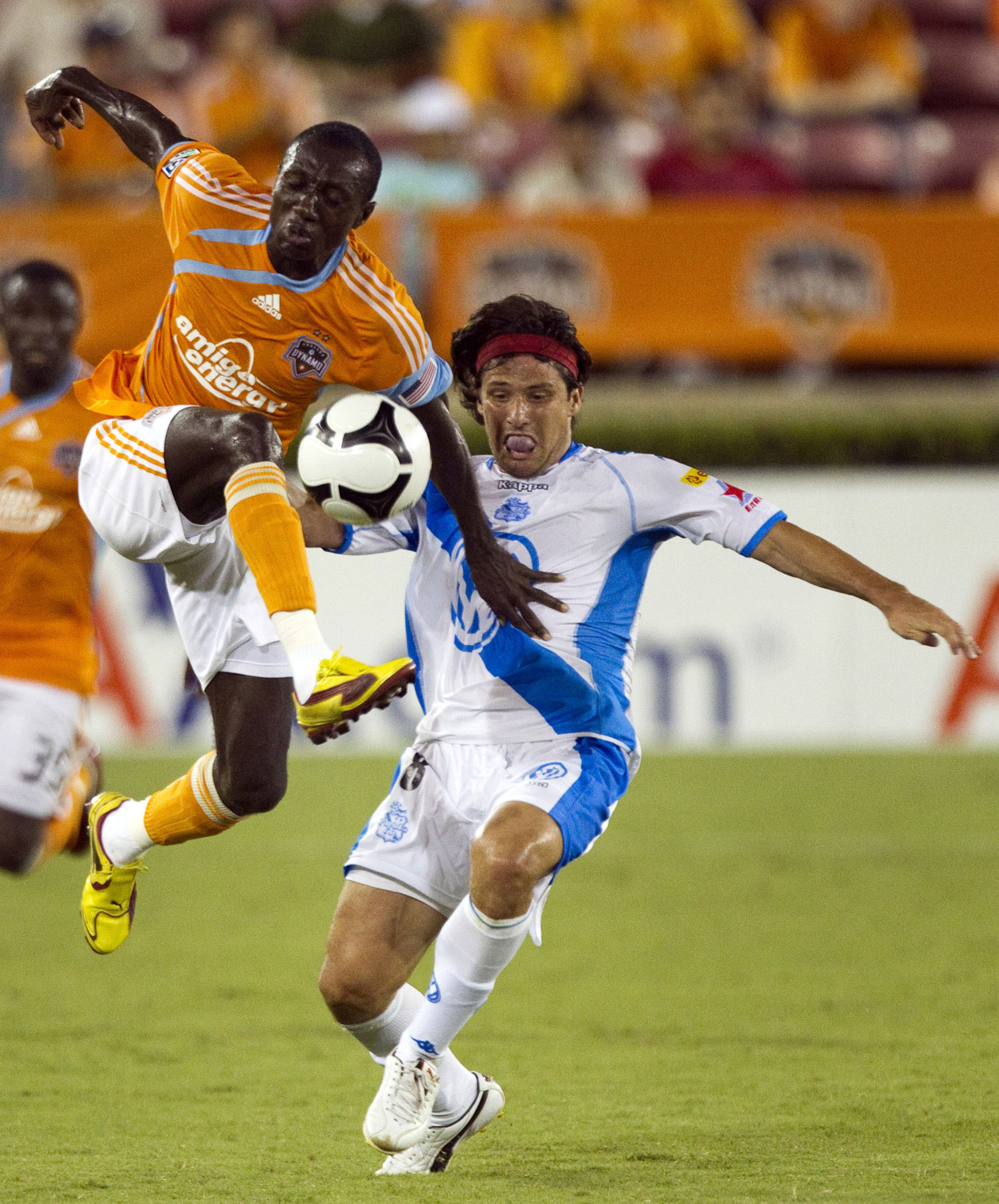 Dynamo gana su grupo