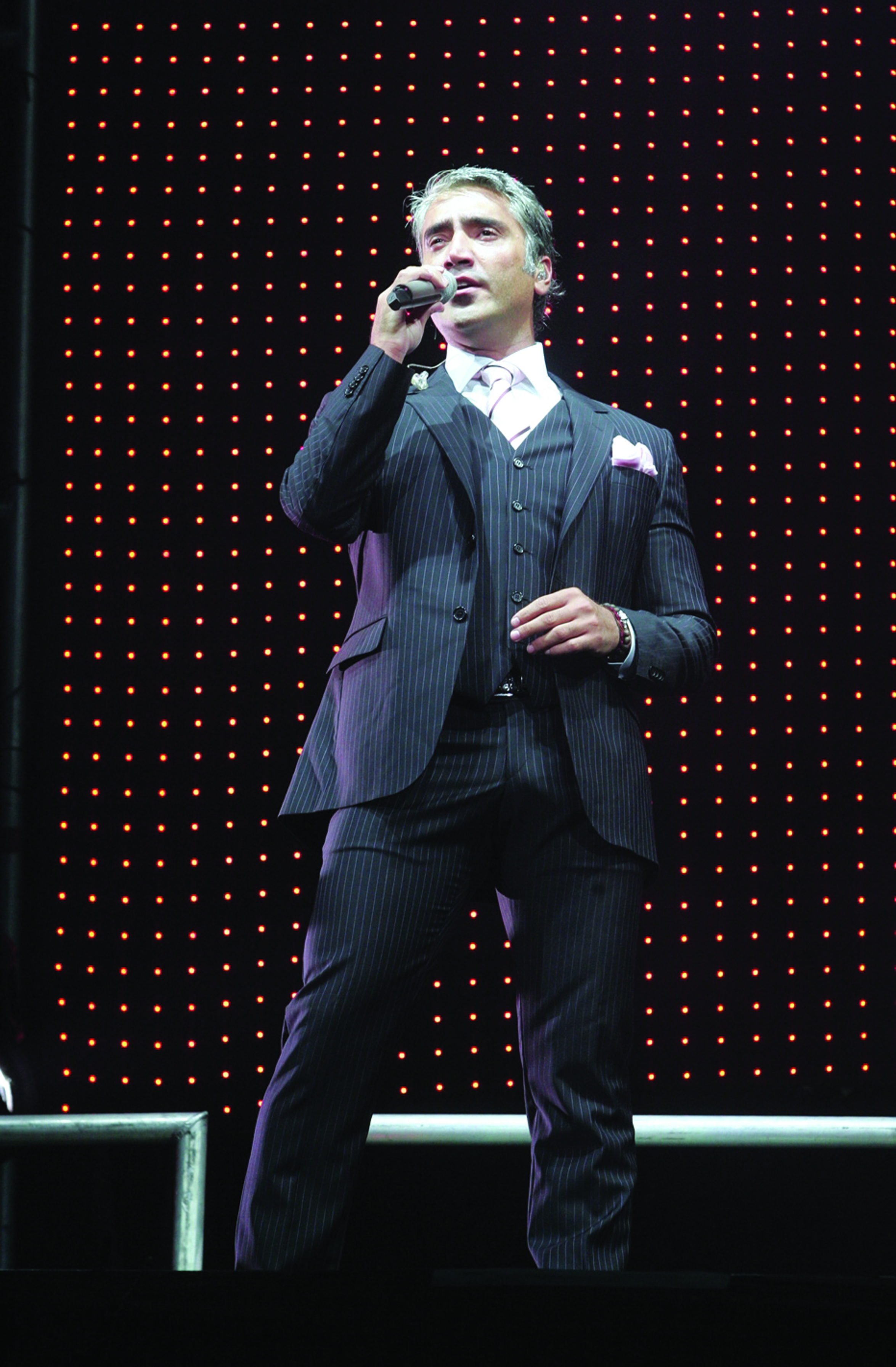 Alejandro Fern&aacute;ndez inaugura serie de conciertos &iacute;ntimos