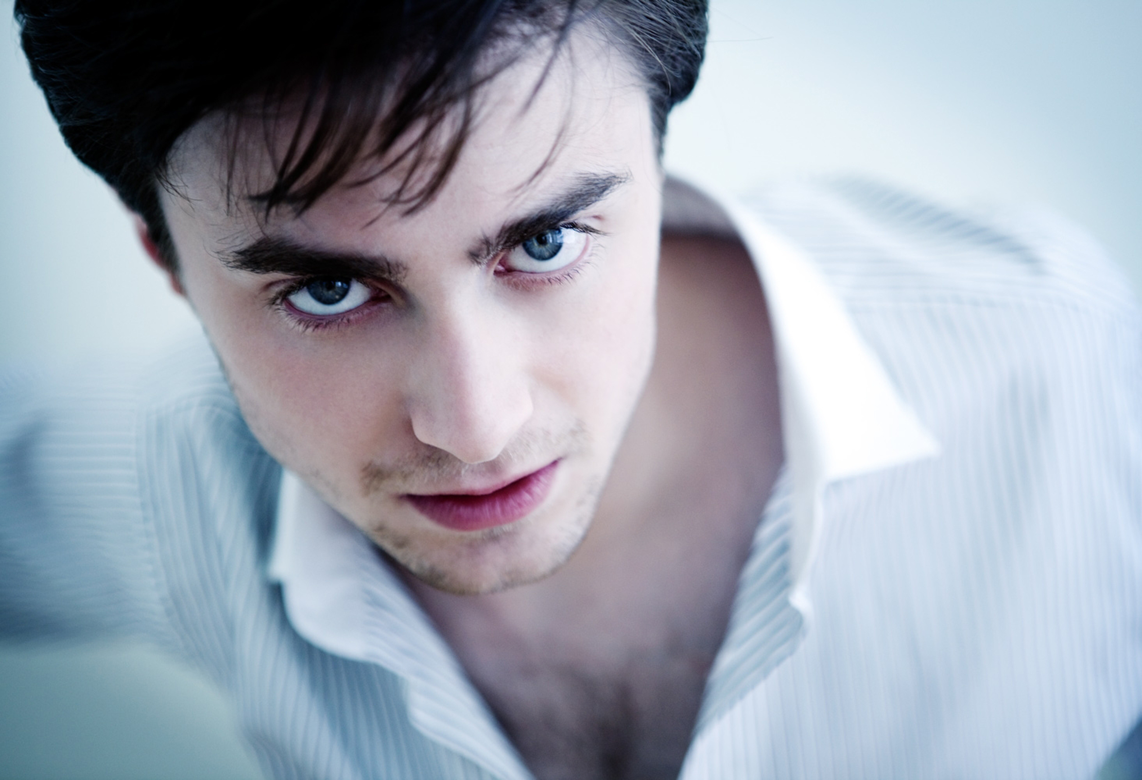 Sale Dan con chica de su 'nivel'