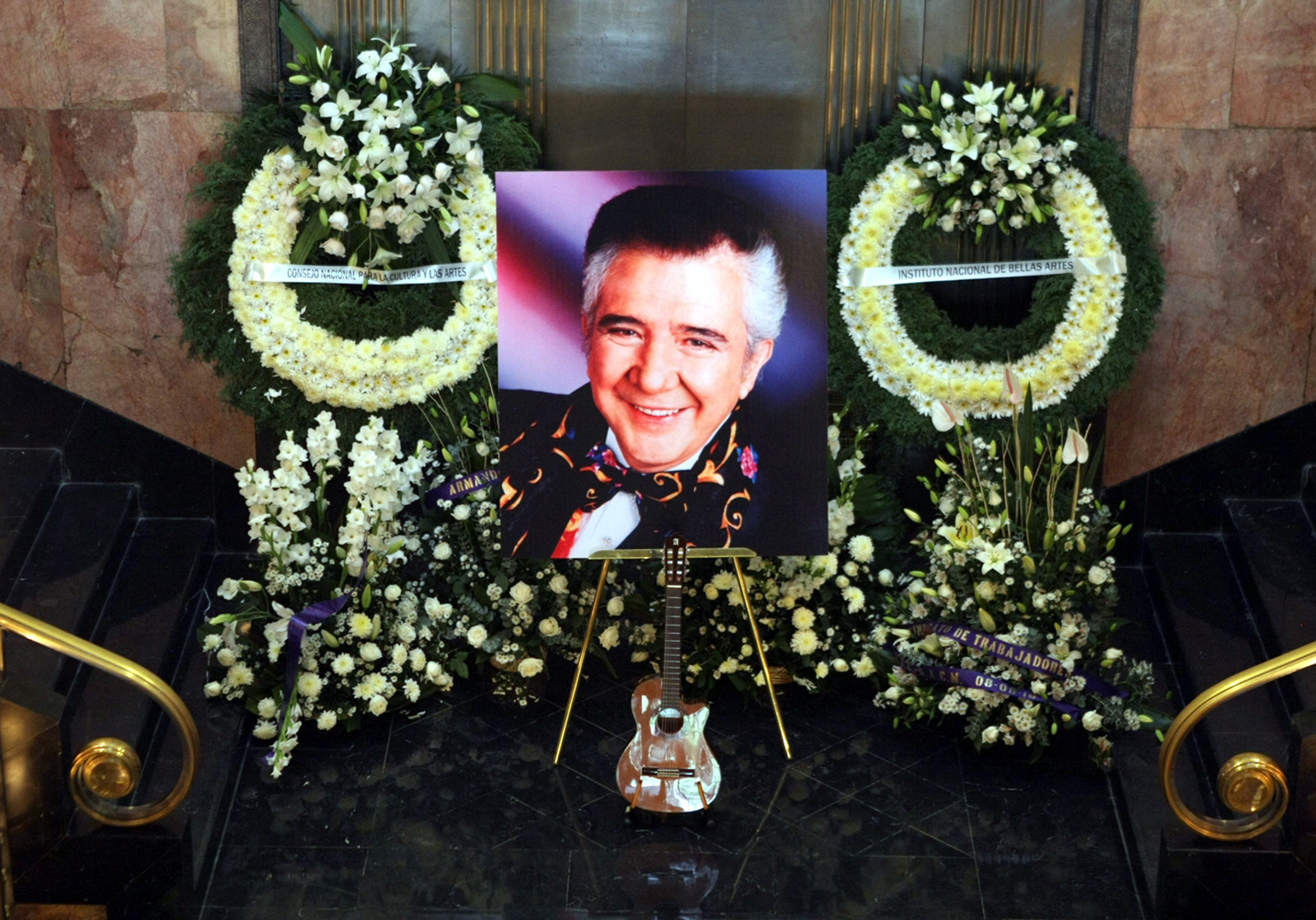 Celebran misa con cuerpo de Cantoral