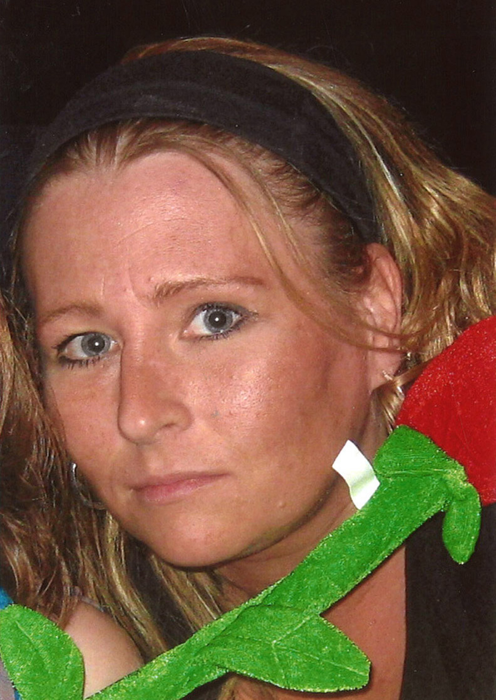 Mujer es encontrada muerta en su apartamento