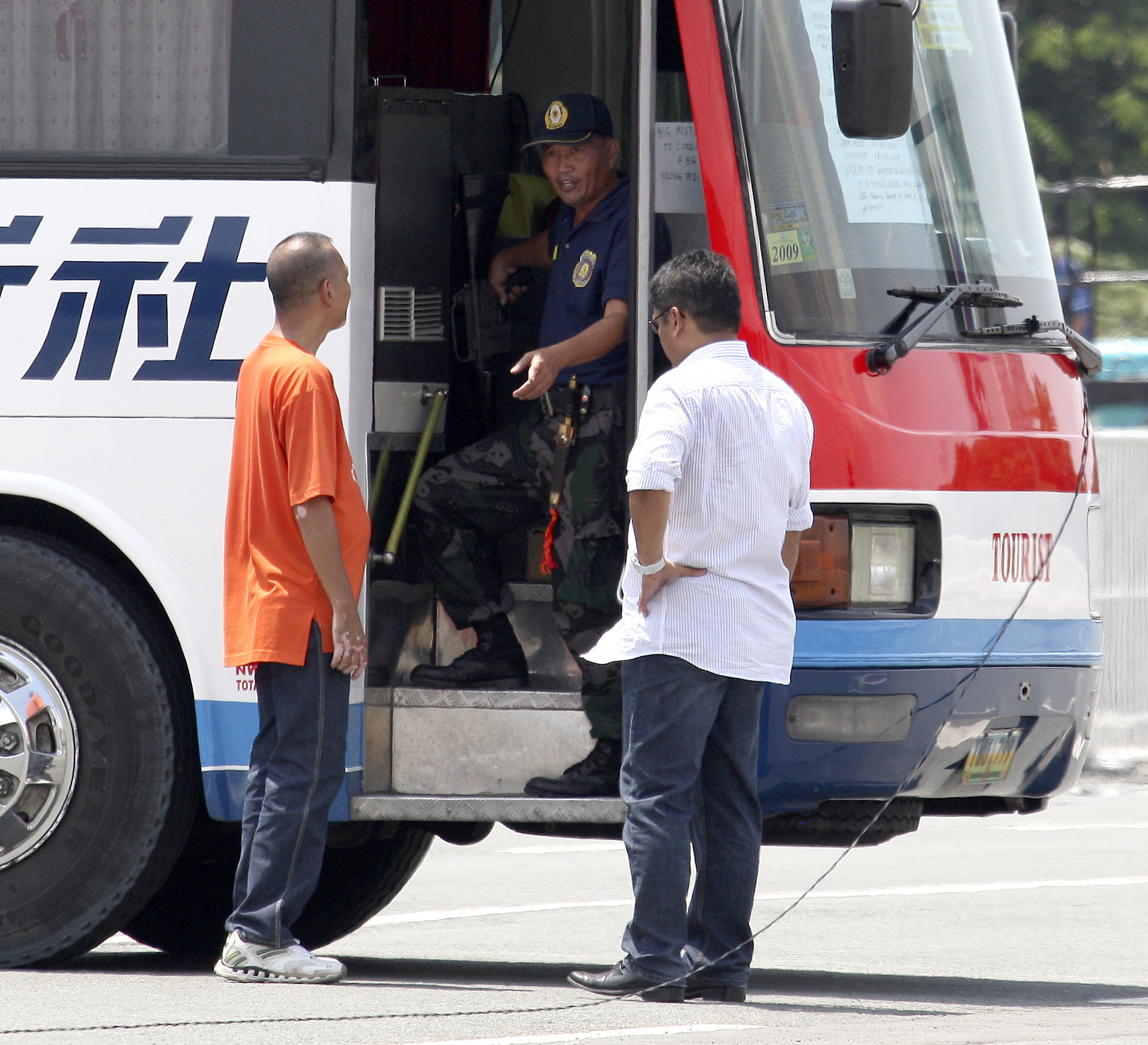 Ex polic&iacute;a toma 25 rehenes en Filipinas