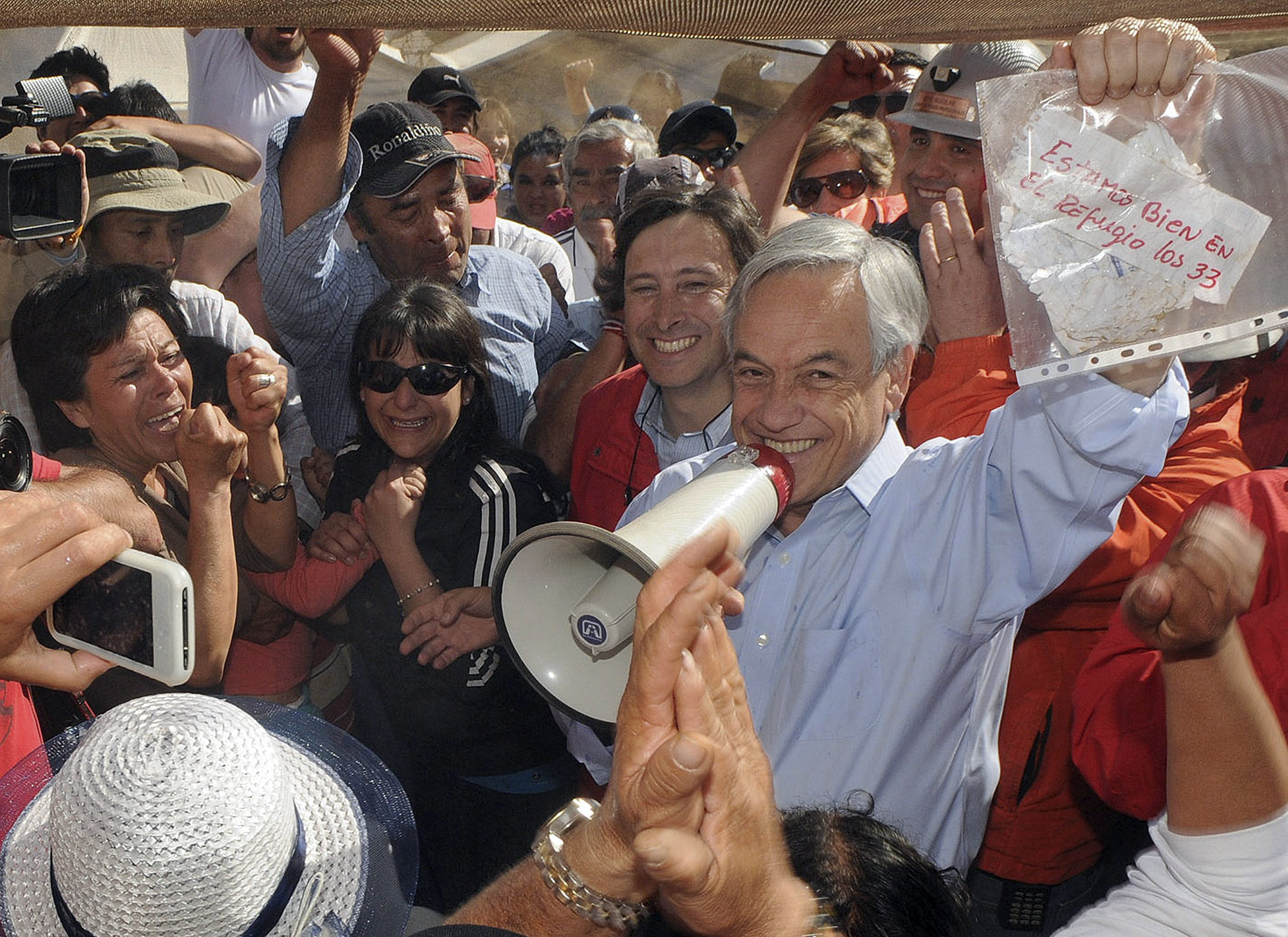 Mineros chilenos atrapados 17 d&iacute;as dicen estar vivos