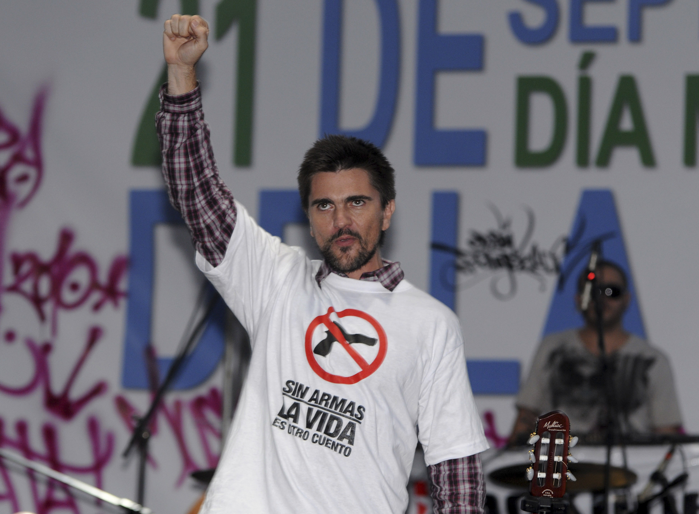 Juanes canta en su natal Medell&iacute;n en D&iacute;a Mundial de la Paz