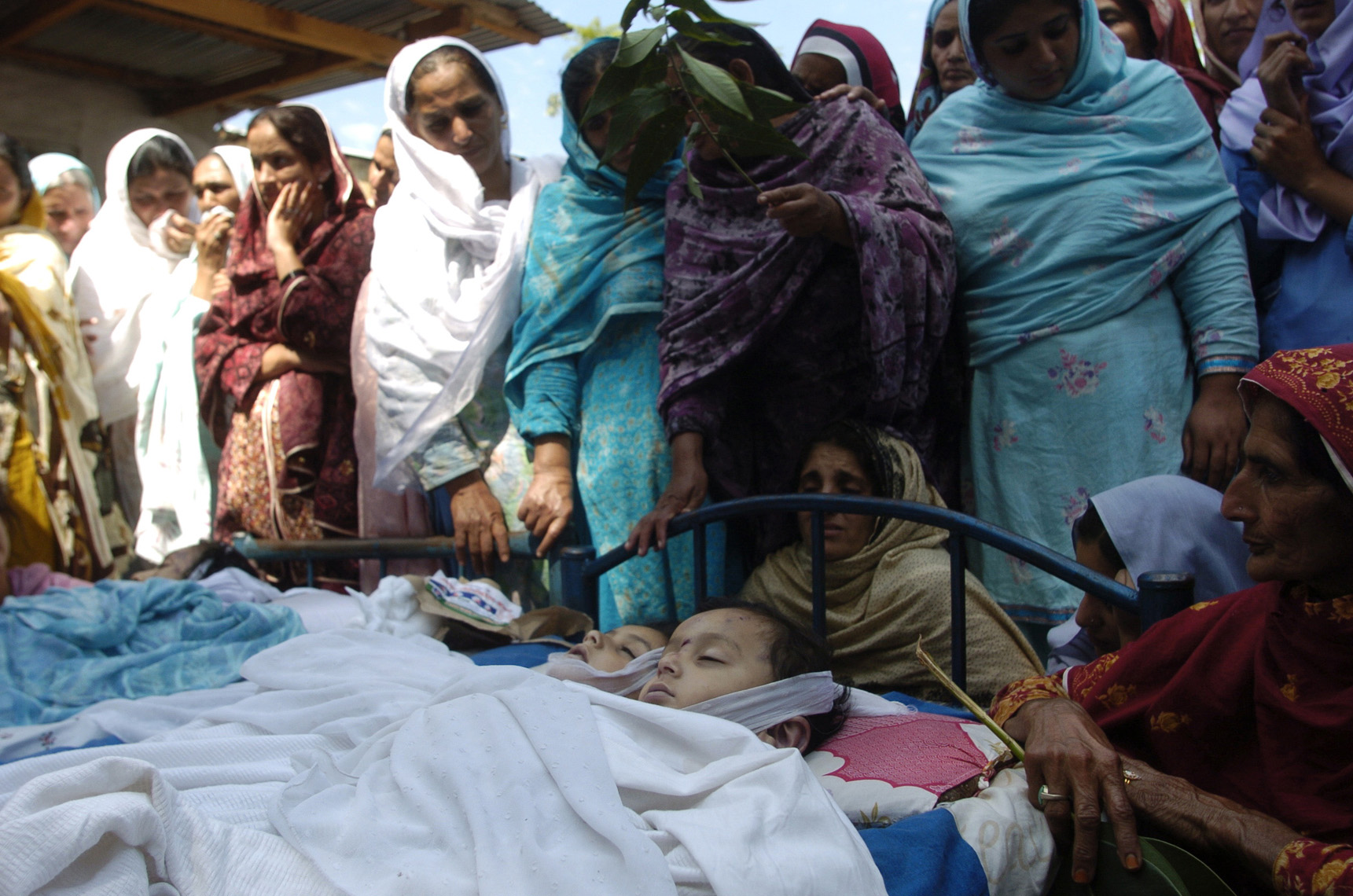 Una troca con 30 ni&ntilde;os cae en r&iacute;o