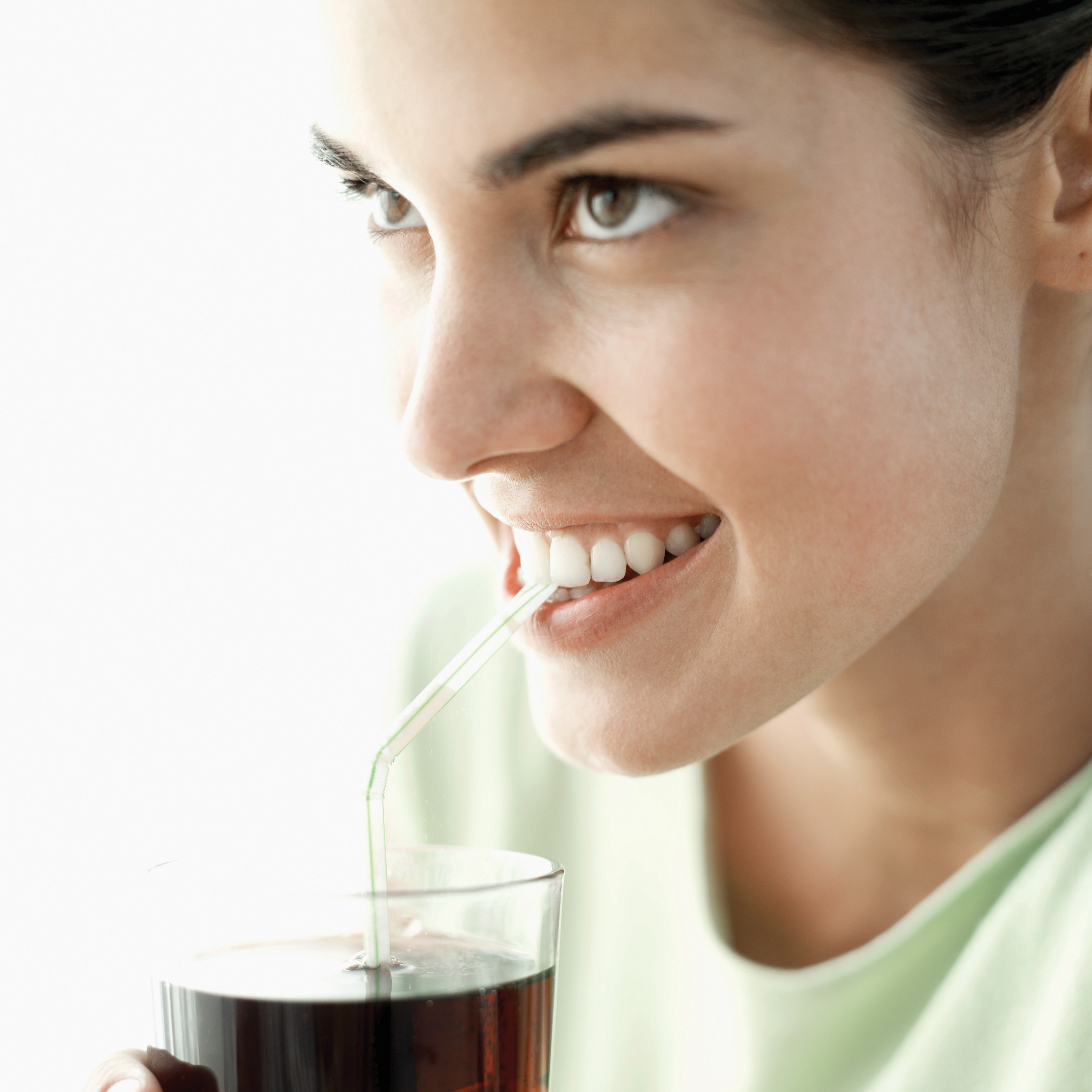Soda y energ&eacute;ticos causan problemas a la salud dental