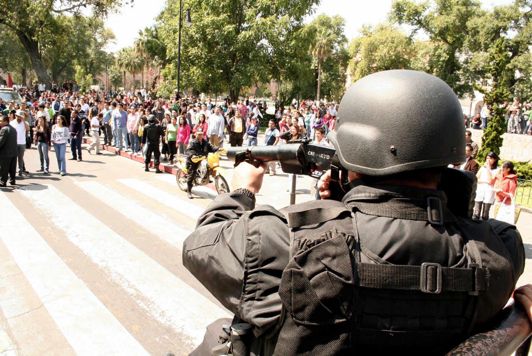 Rescatan a paristas de turba en Morelia