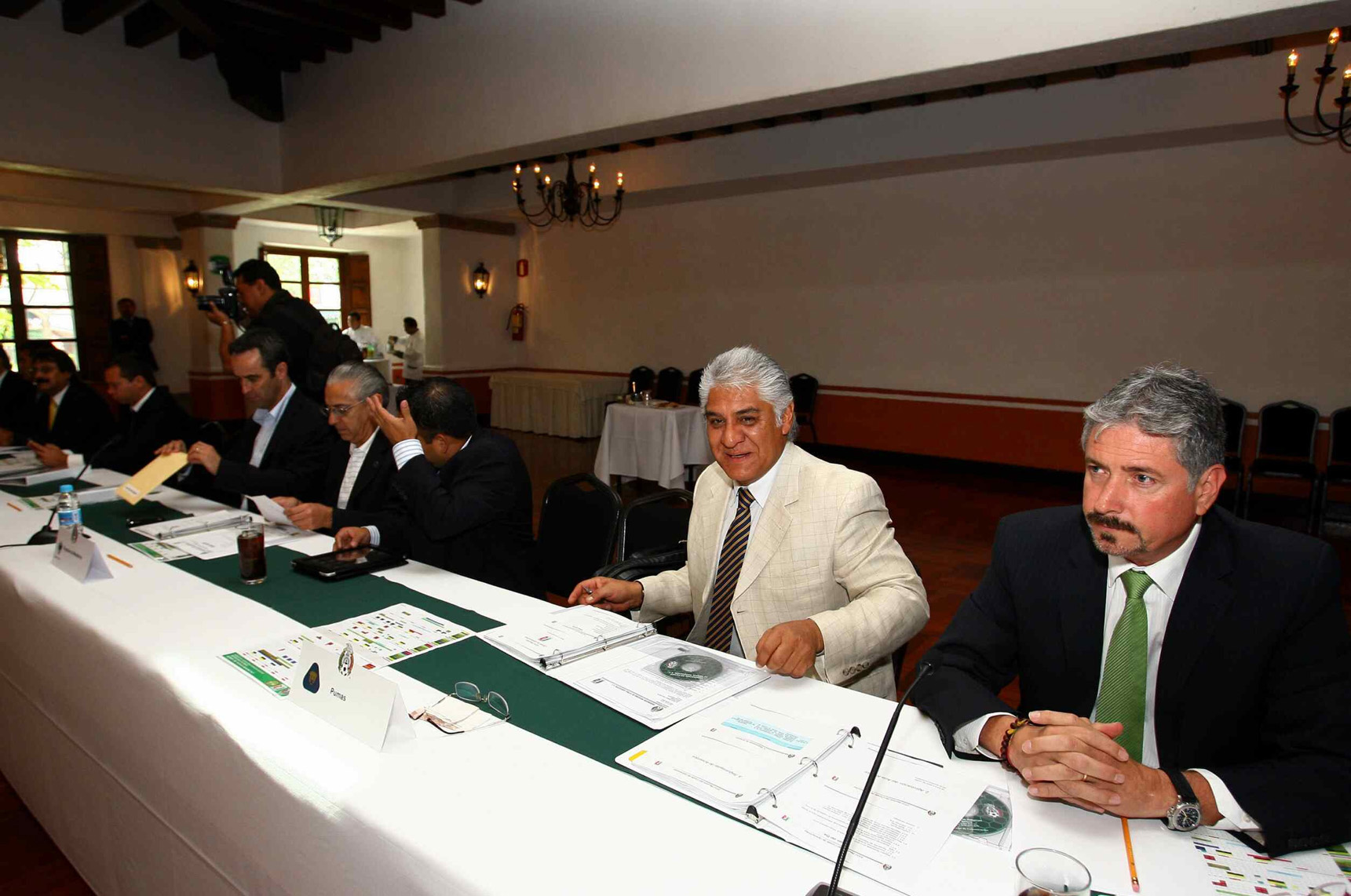 &iquest;Me est&aacute;n oyendo, in&uacute;tiles?