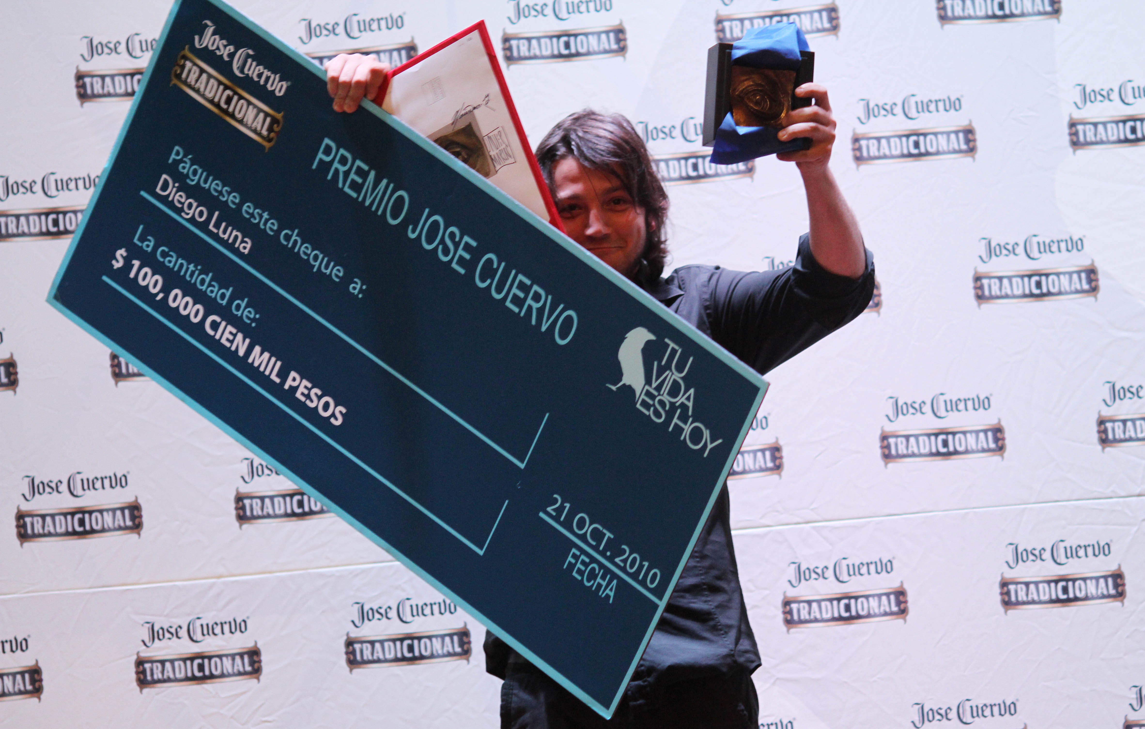 Diego Luna recibe premio Tequila Cuervo