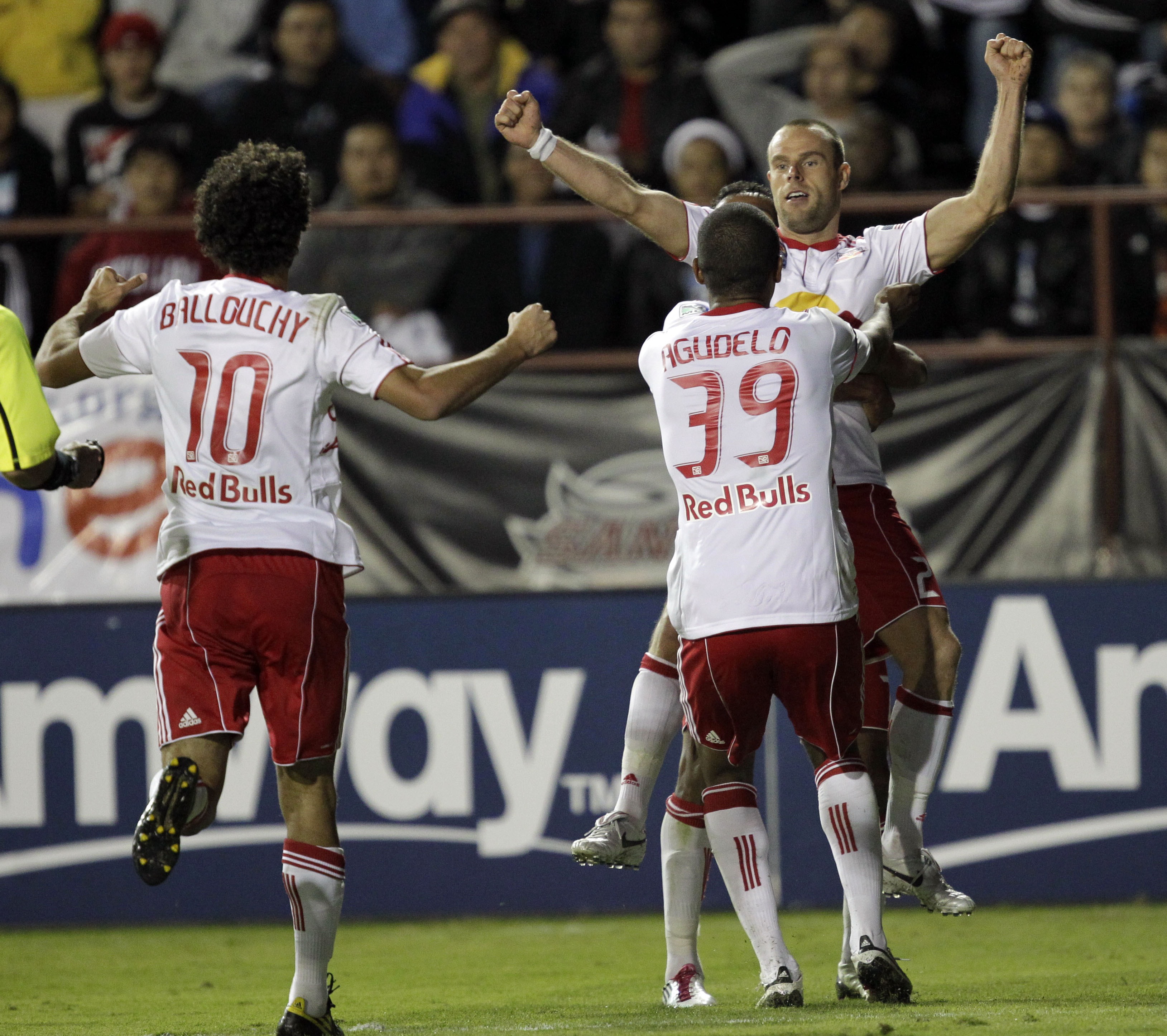 Red Bull y Dallas abren con victoria sus series