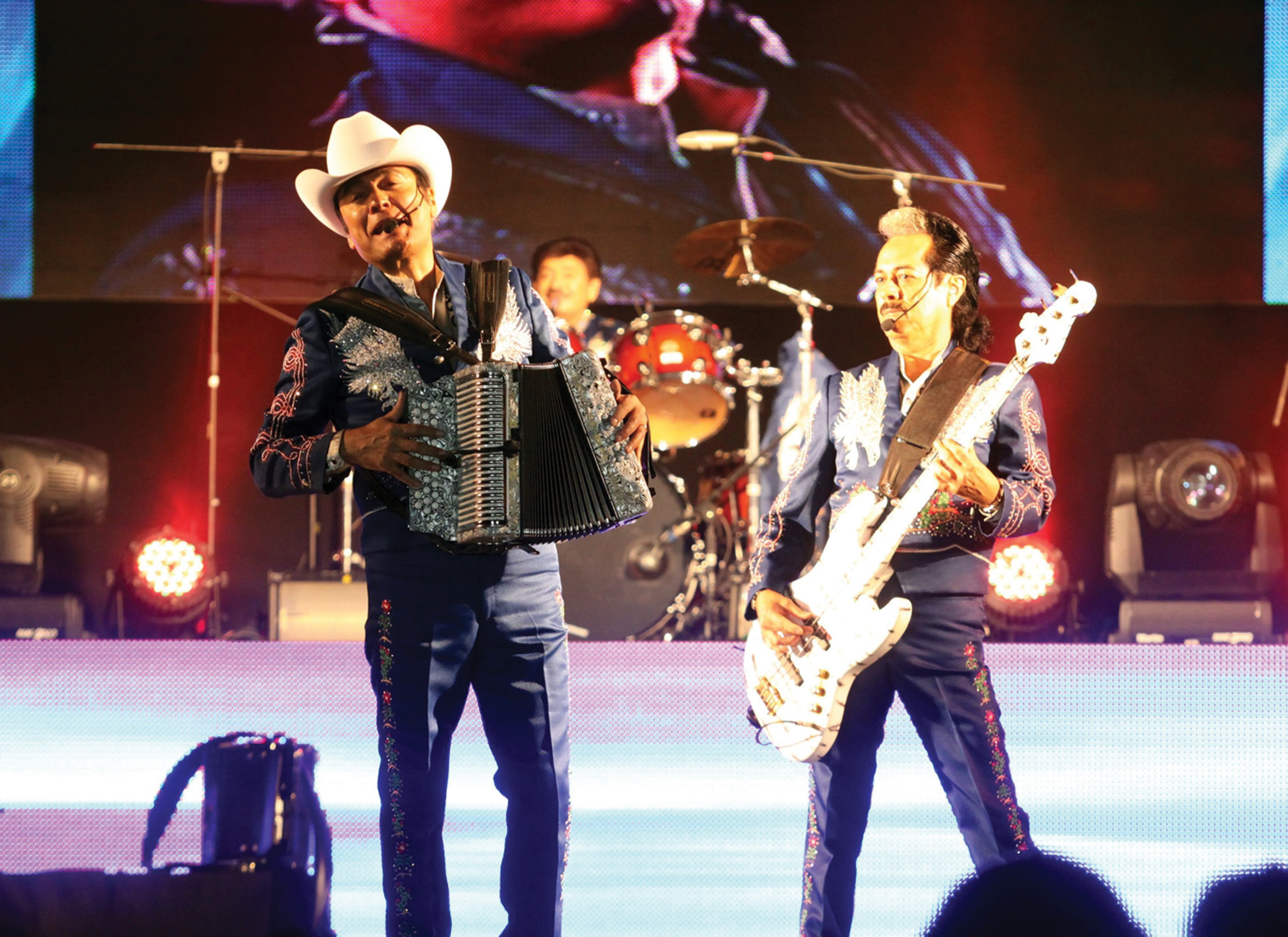 Festejan Tigres del Norte a cervecera