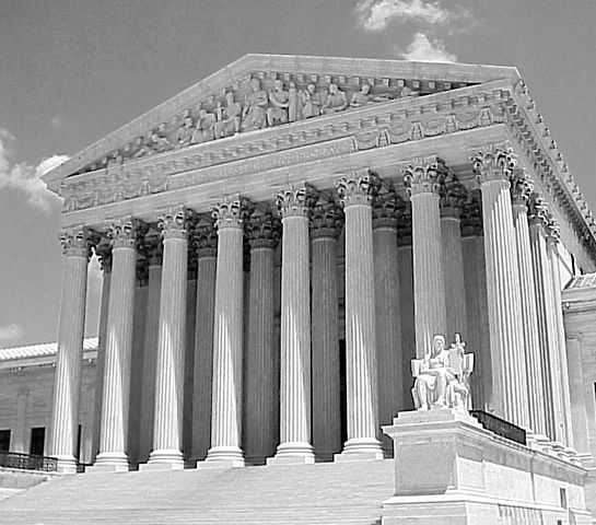 Ley migratoria diferente para hombres y mujeres