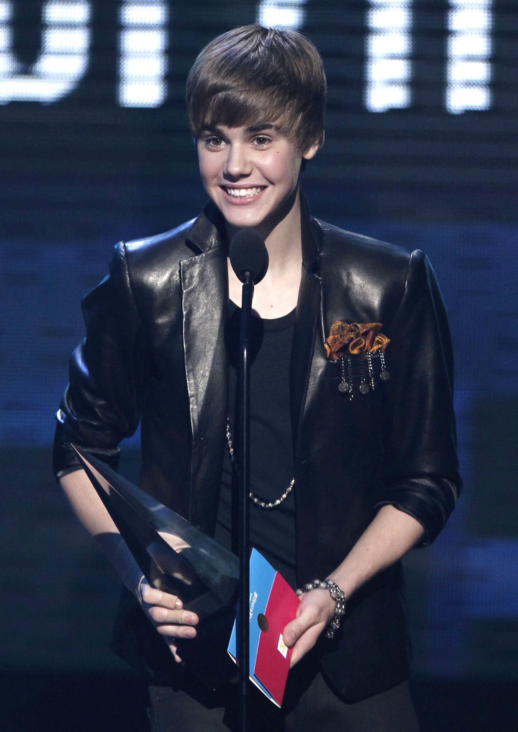 Justin Bieber triunfa en los AMA; Shakira gana