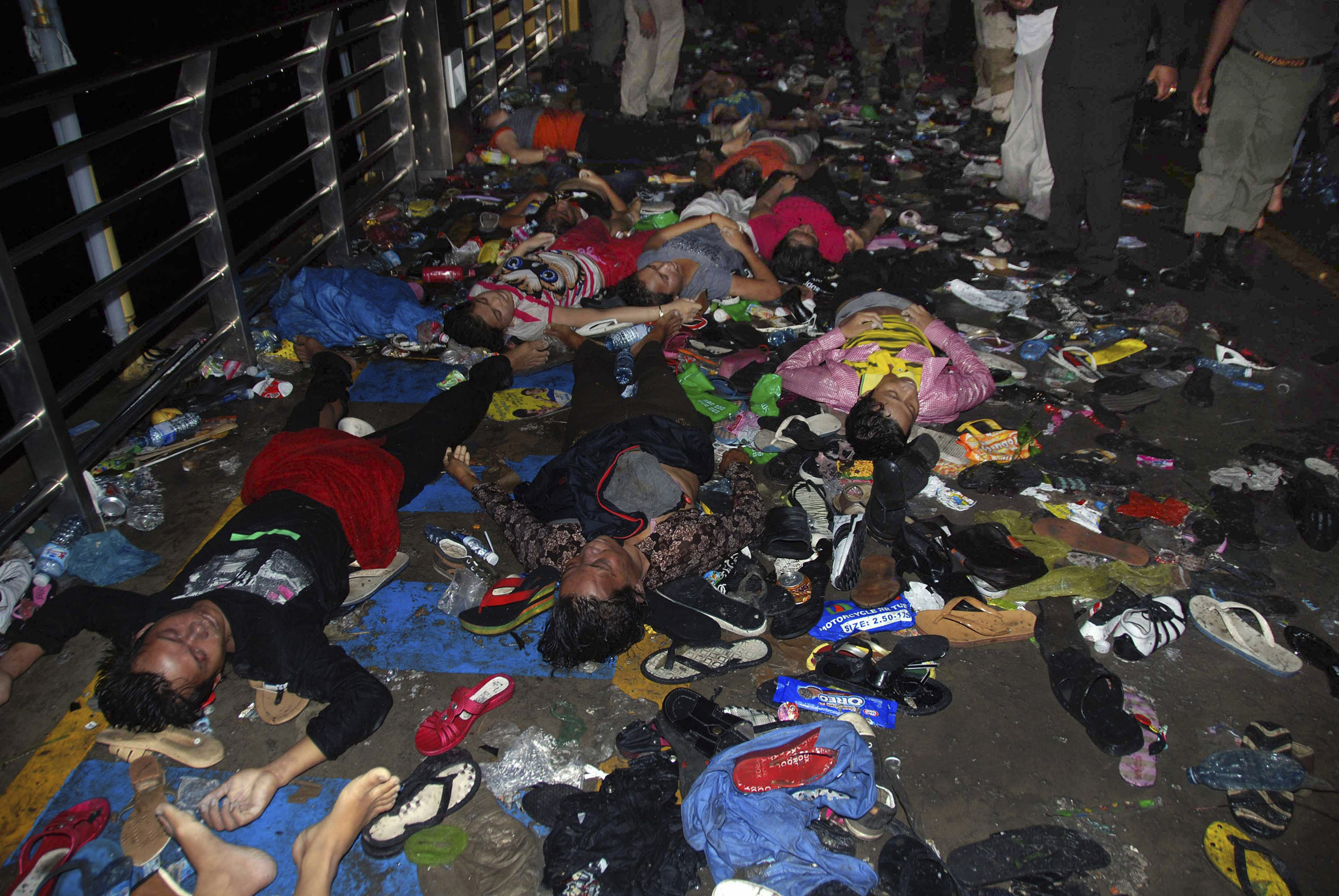 Estampida deja 378 muertos